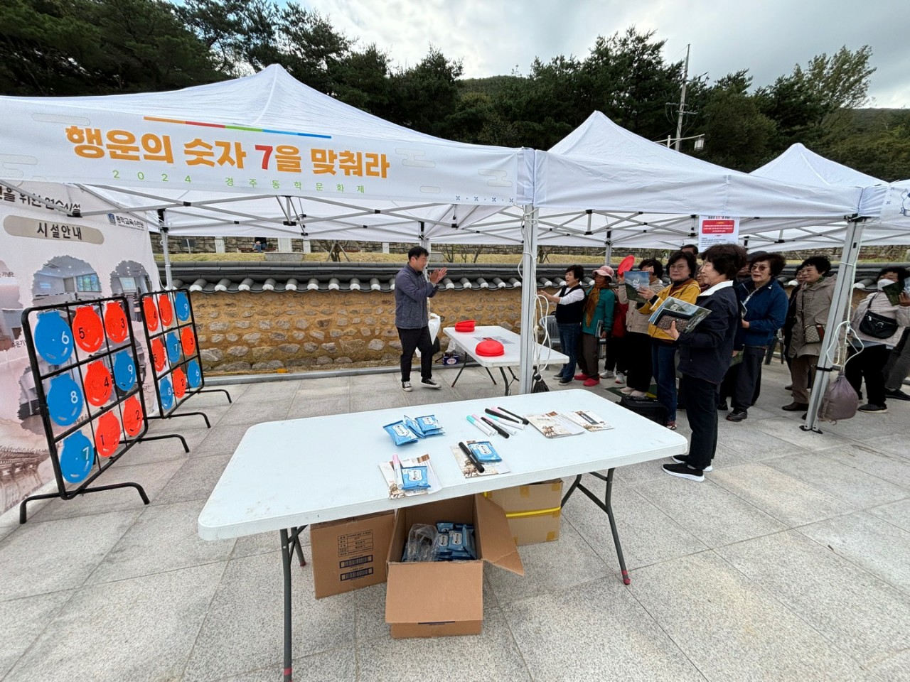 경주화랑마을 동학교육수련원이 지난 25일 열린 ‘2024년 경주 동학문화제’에서 시설·프로그램 홍보를 위한 홍보체험부스를 운영하고, 26일에는 방문객 대상 ‘은행나무길 동학여행’ 이벤트를 운영했다.