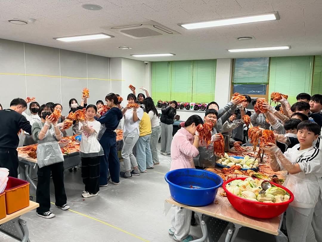 경주시 안강청소년문화의집 청소년방과후아카데미 두빛나래는 지난달 29일 김장 담그기 활동을 가졌다.