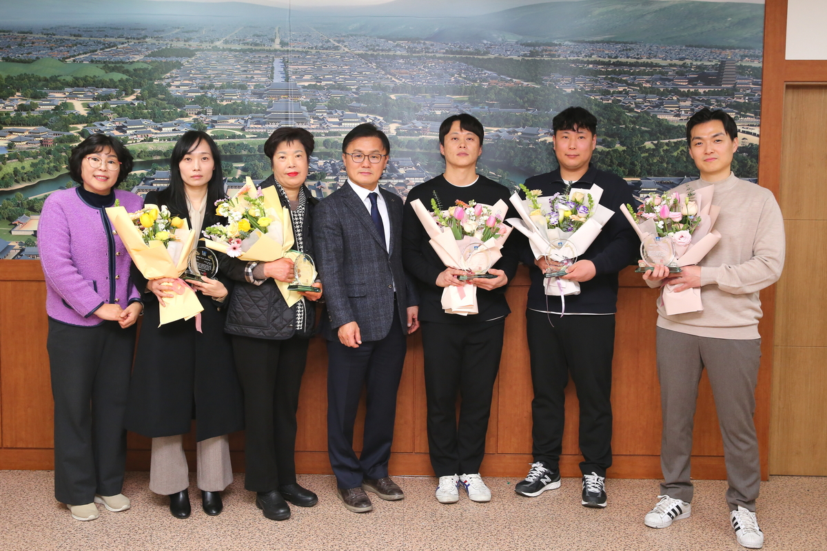 경주시는 2024년 하반기 베스트 친절음식점 5개 곳을 선정하고 지난 26일 경주시 부시장실에서 송호준 부시장이 표창패를 전달한 후 기념촬영을 하고 있다.