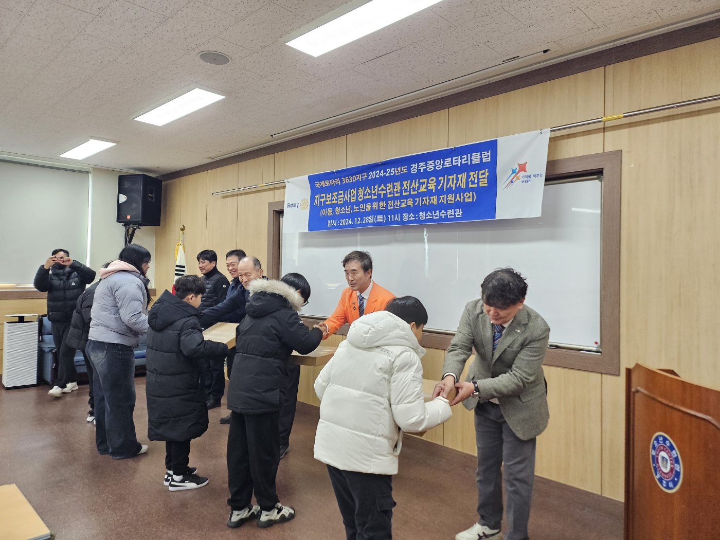 국제로타리 3630지구 경주중앙로타리클럽이 지난 28일 경주시청 아동청소년과 드림스타트를 찾아 취약계층 아동을 위한 노트북을 전달하고 있다.