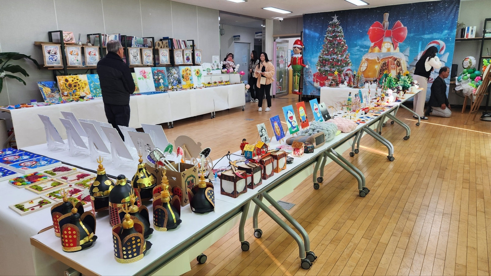 안강청소년문화의집 북카페에서 지난달 27일부터 29일까지 ‘안강행복마을돌봄터 활동사진 및 작품 전시회’가 개최된 모습.