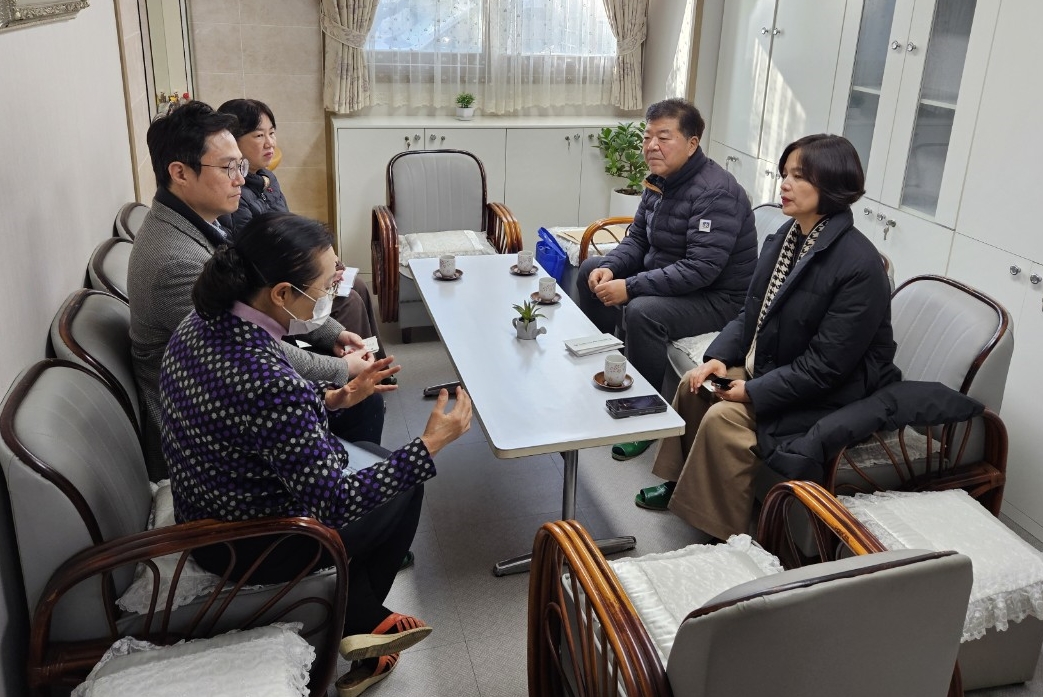 17일 남미경 경주시 시민복지국장과 윤철용 복지정책과장이 나자레원을 찾아 위문품을 전달하며 관계자들과 소통하고 있다.