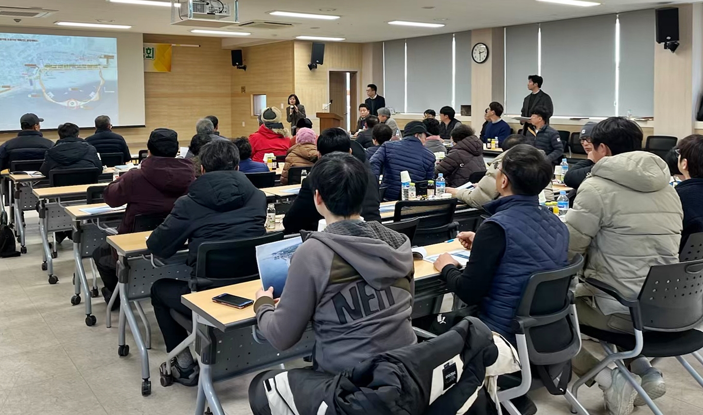 경주시가 ‘해양레저관광 거점조성사업’에 대한 주민설명회를 열고 지역 주민들과 소통의 시간을 갖고 있다.