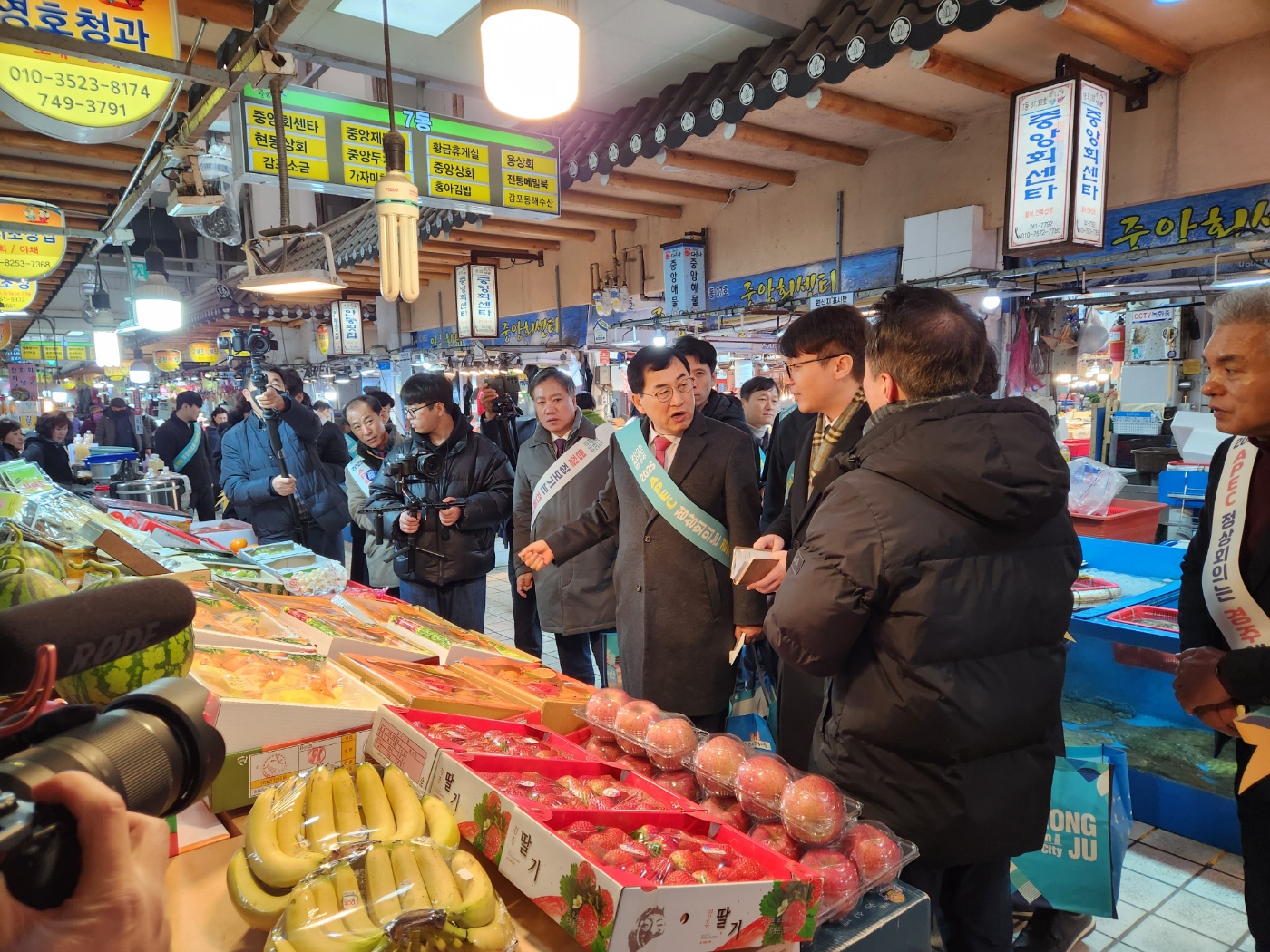 경주시가 지난해 2월 설 명절을 맞아 전통시장 및 상점가를 차례로 돌며 ‘설 명절 전통시장 장보기’ 행사에 나선 모습.