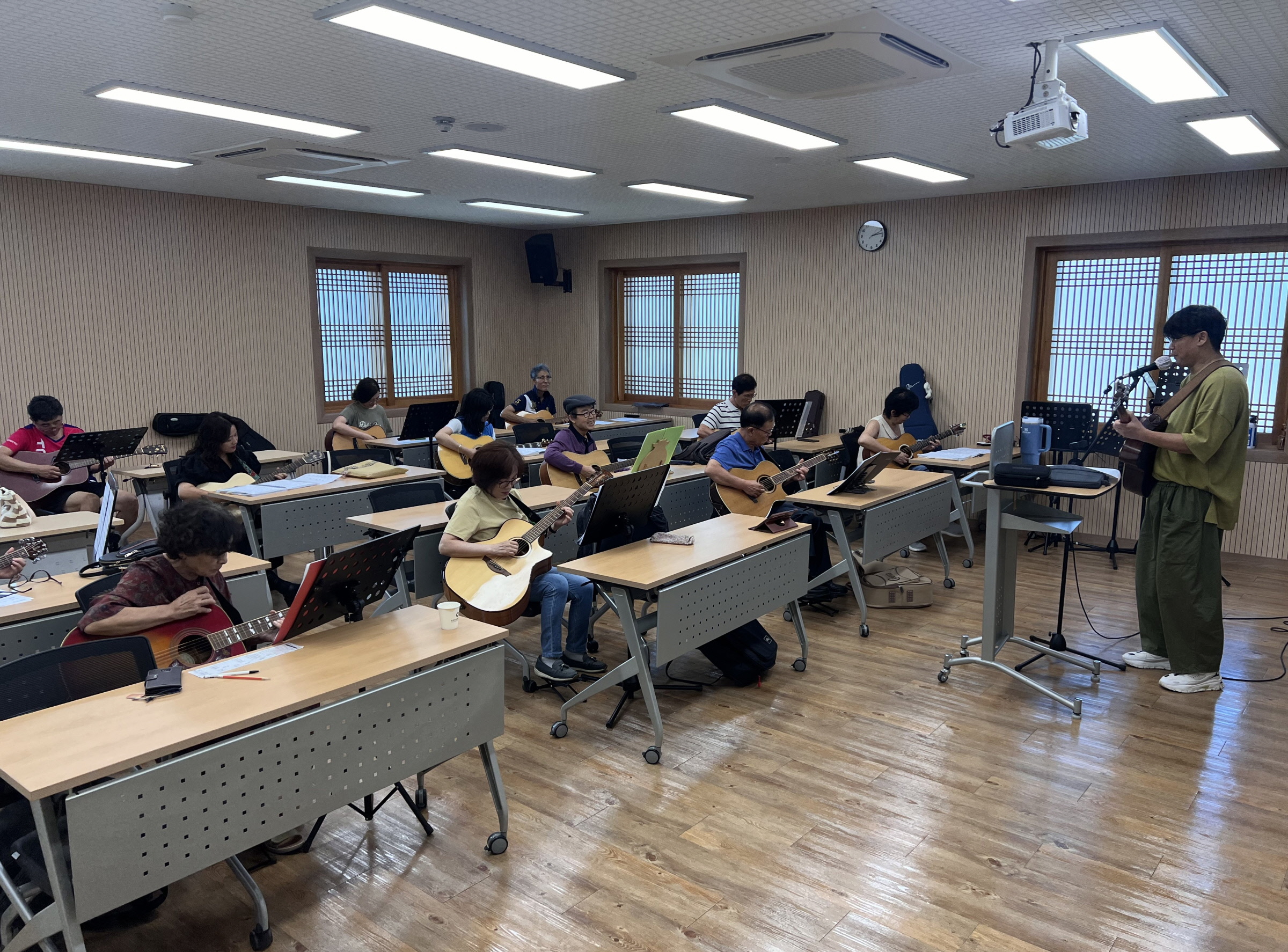 전통한국무용, 통기타 등 평생학습강좌 운영 모습