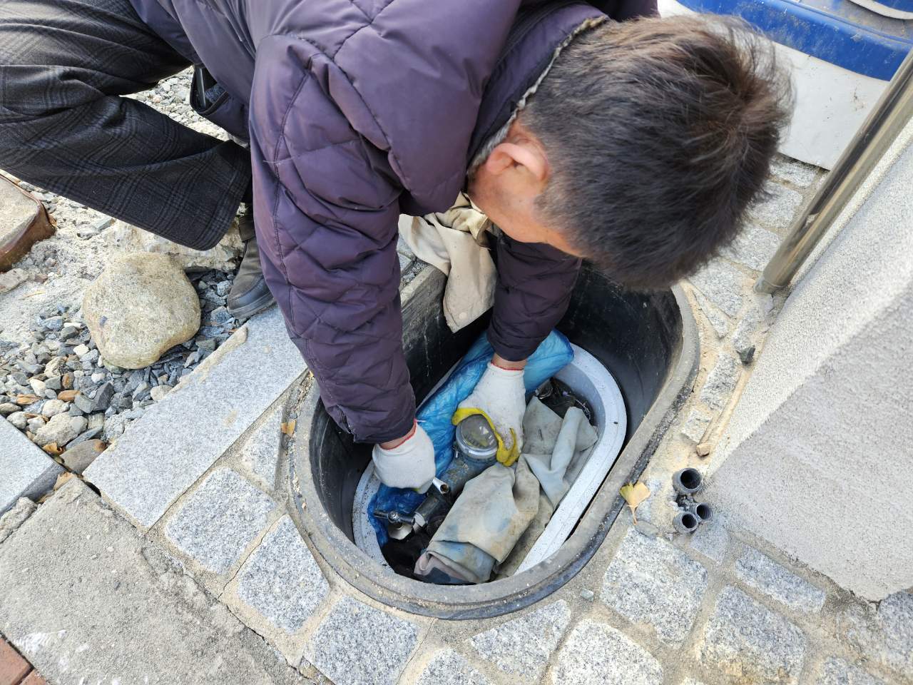경주시가 내구연한이 경과 된 노후 계량기를 순차적으로 교체하고 있다.
