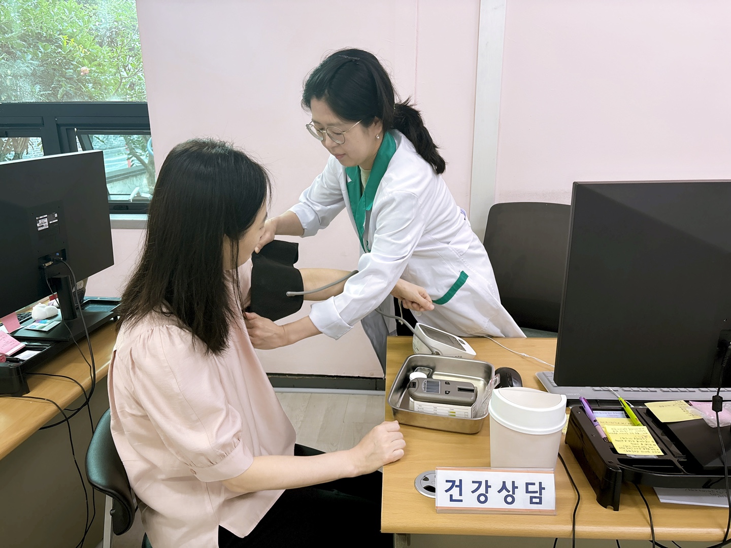 지난해 모바일 헬스케어 사업 대상자가 보건소를 방문해 맞춤형 건강관리 서비스를 받고 있다.