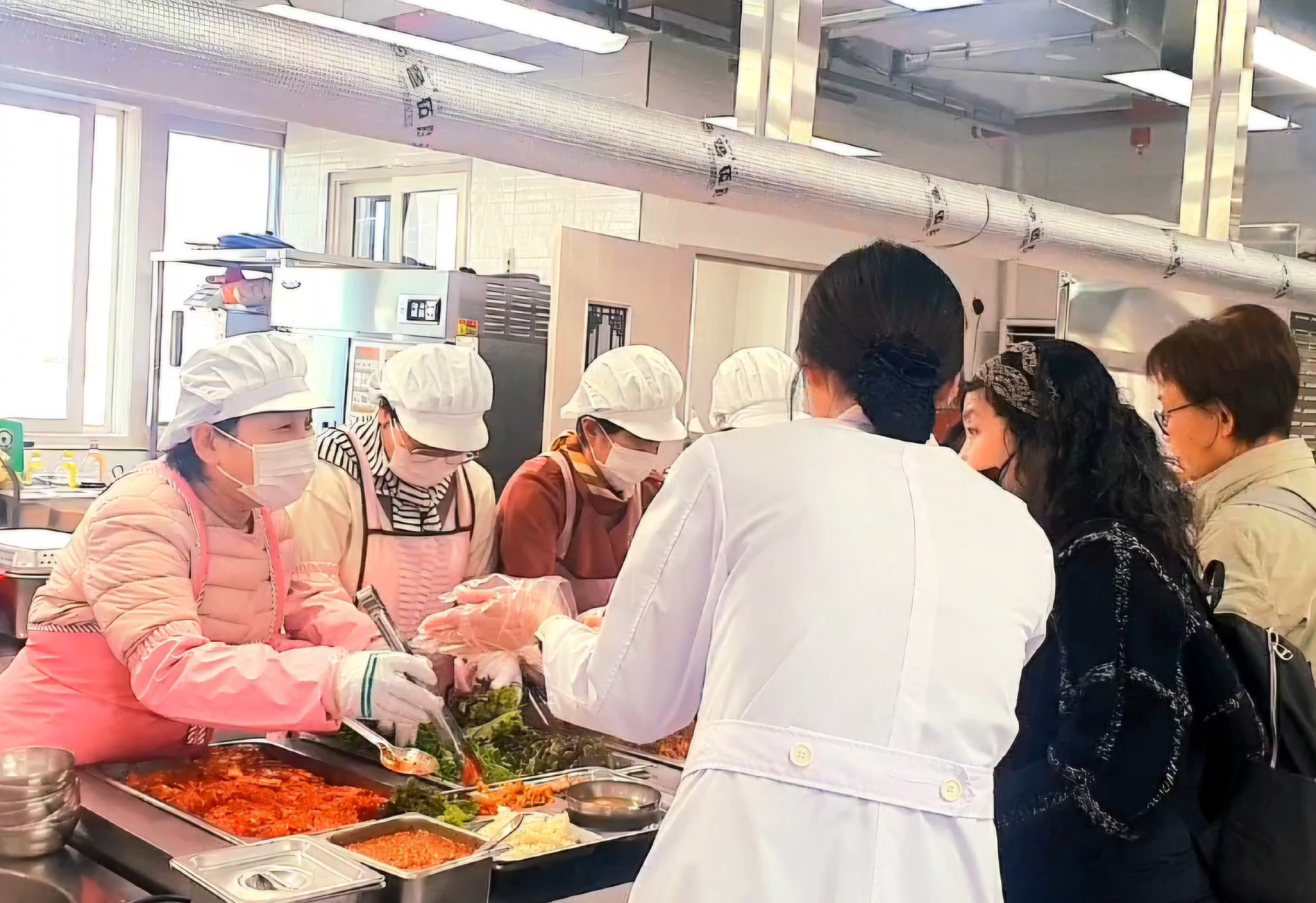 신라봉사회가 지난 31일 경주시노인복지관 경로식당에서 급식 봉사활동을 진행하고 있다.