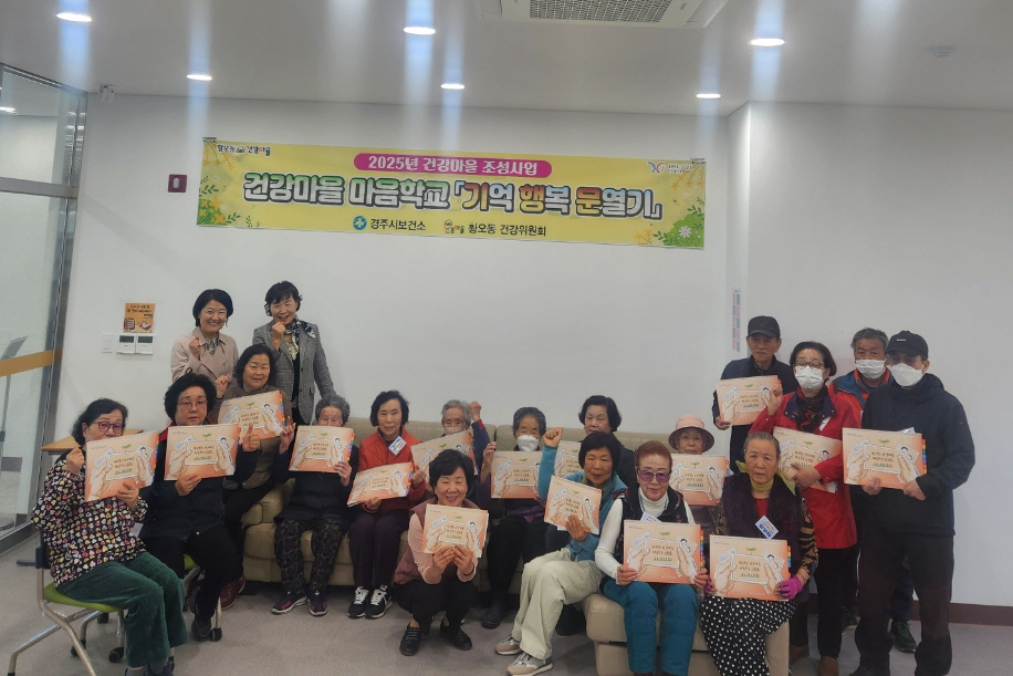 10회차 프로그램에 대해 설명하고 있는 모습과 프로그램에 참여하는 학생들의 단체 사진이다.