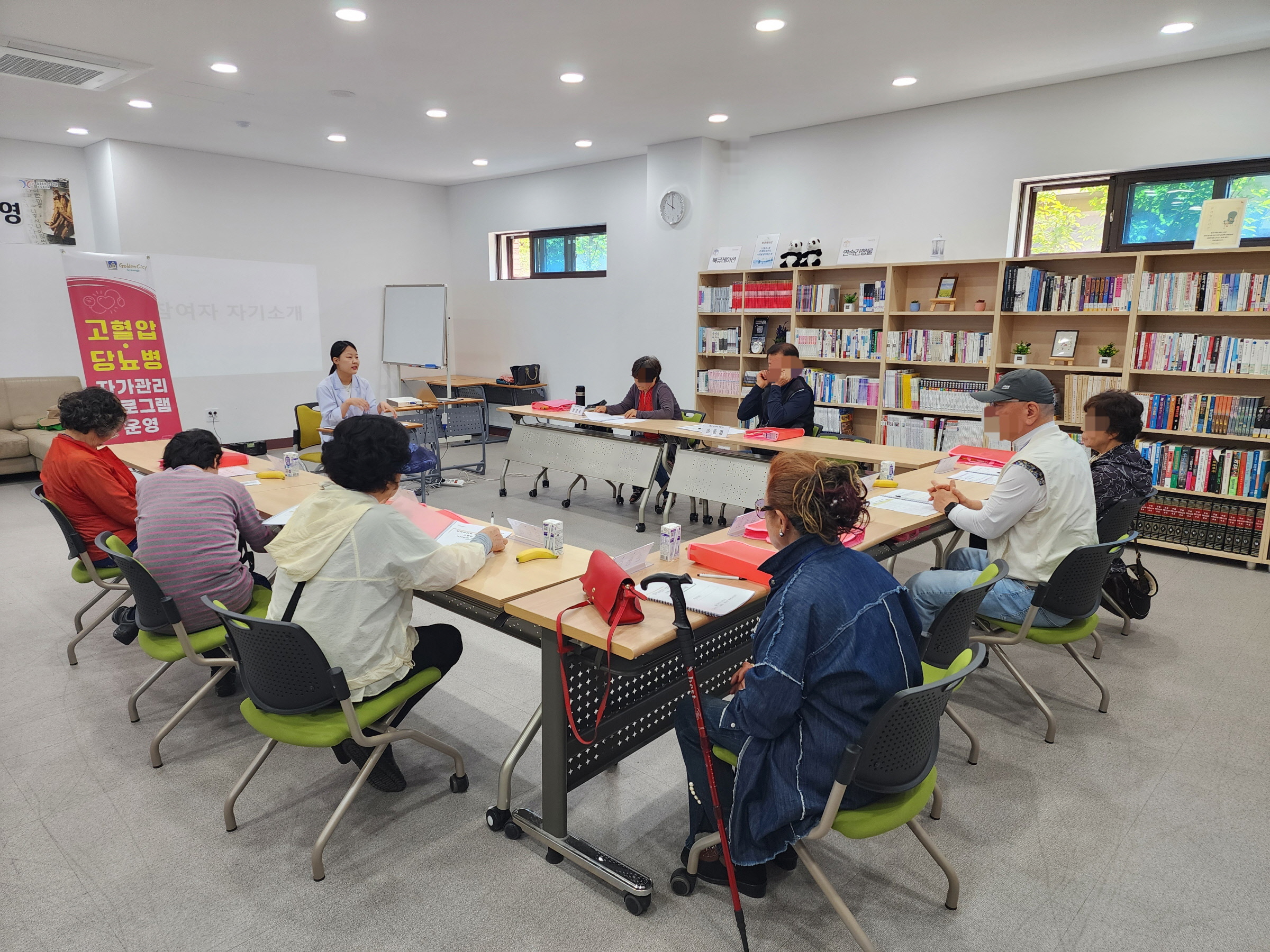 경주시보건소가 황촌마을활력소에서 운영 중인 고혈압·당뇨병 자가관리 프로그램에서 참여자들이 교육을 받고 있는 모습.
