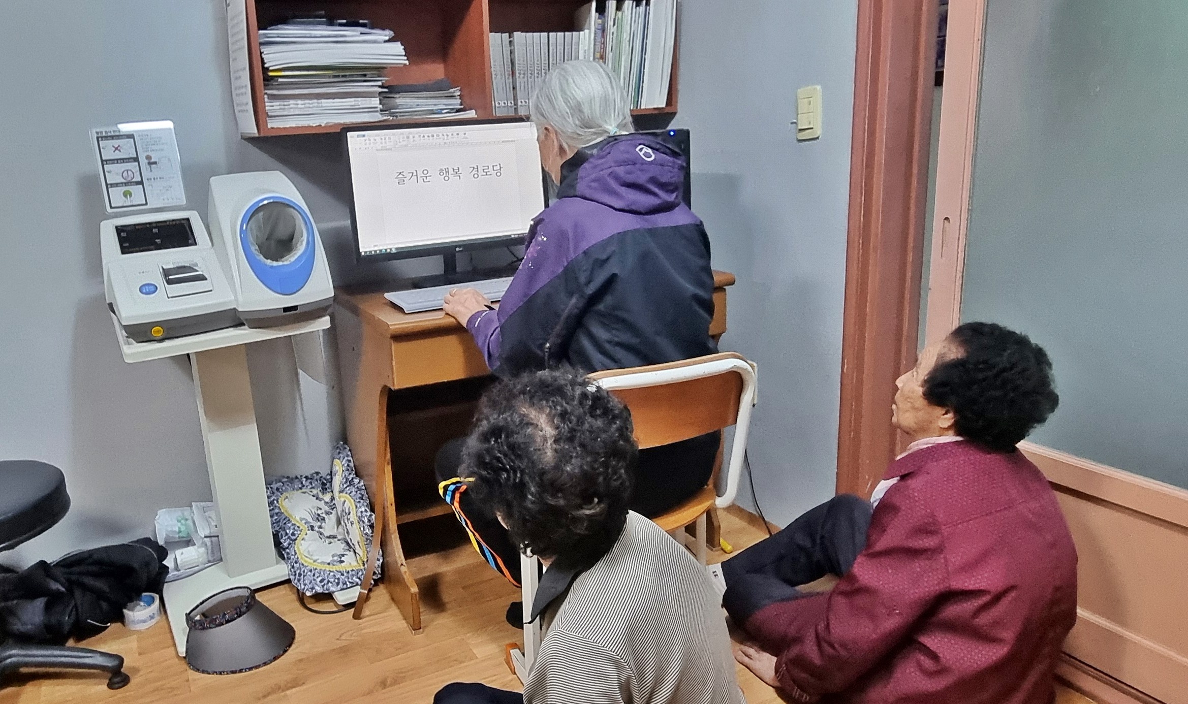 경주시가 보급한 사랑의 그린PC를 활용해 어르신들이 정보화 교육에 참여하고 있는 모습