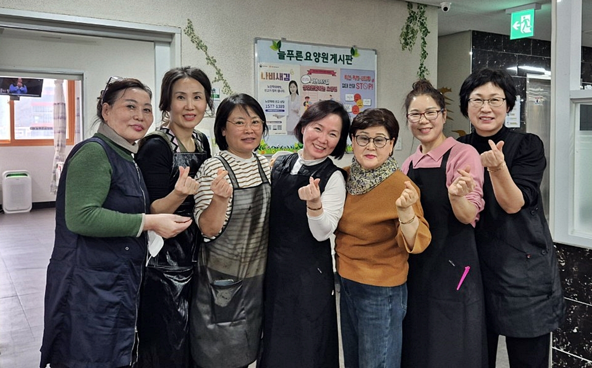 경주시 착한가격업소연합회 미용업 회원들이 17일 용강동 늘푸른요양원을 방문해 이·미용 봉사활동 후 기념촬영을 하고 있다.