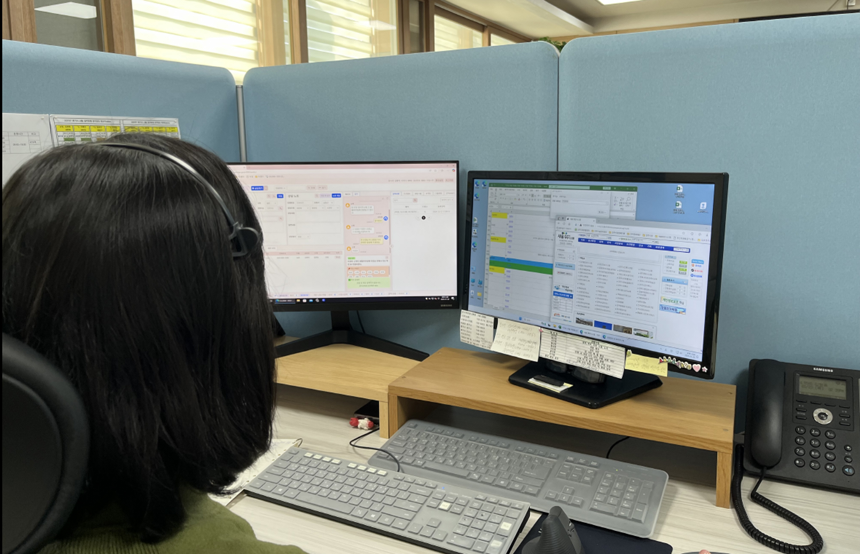 경주시 바로콜센터 상담 직원이 시민 문의를 처리하고 있는 모습