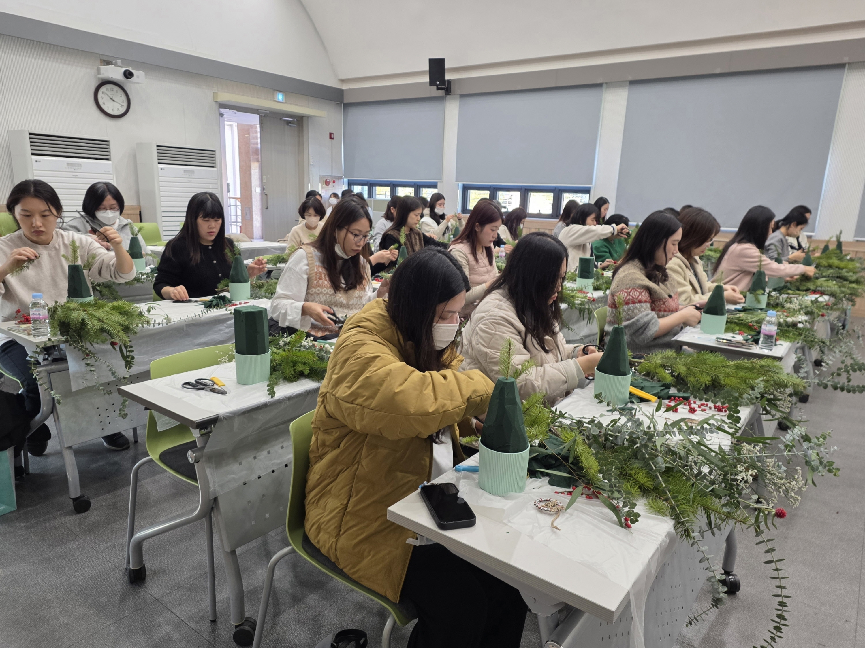 태교교실에 참여한 임산부들이 천연허브를 활용해 생화트리 만들기 체험을 진행하고 있다