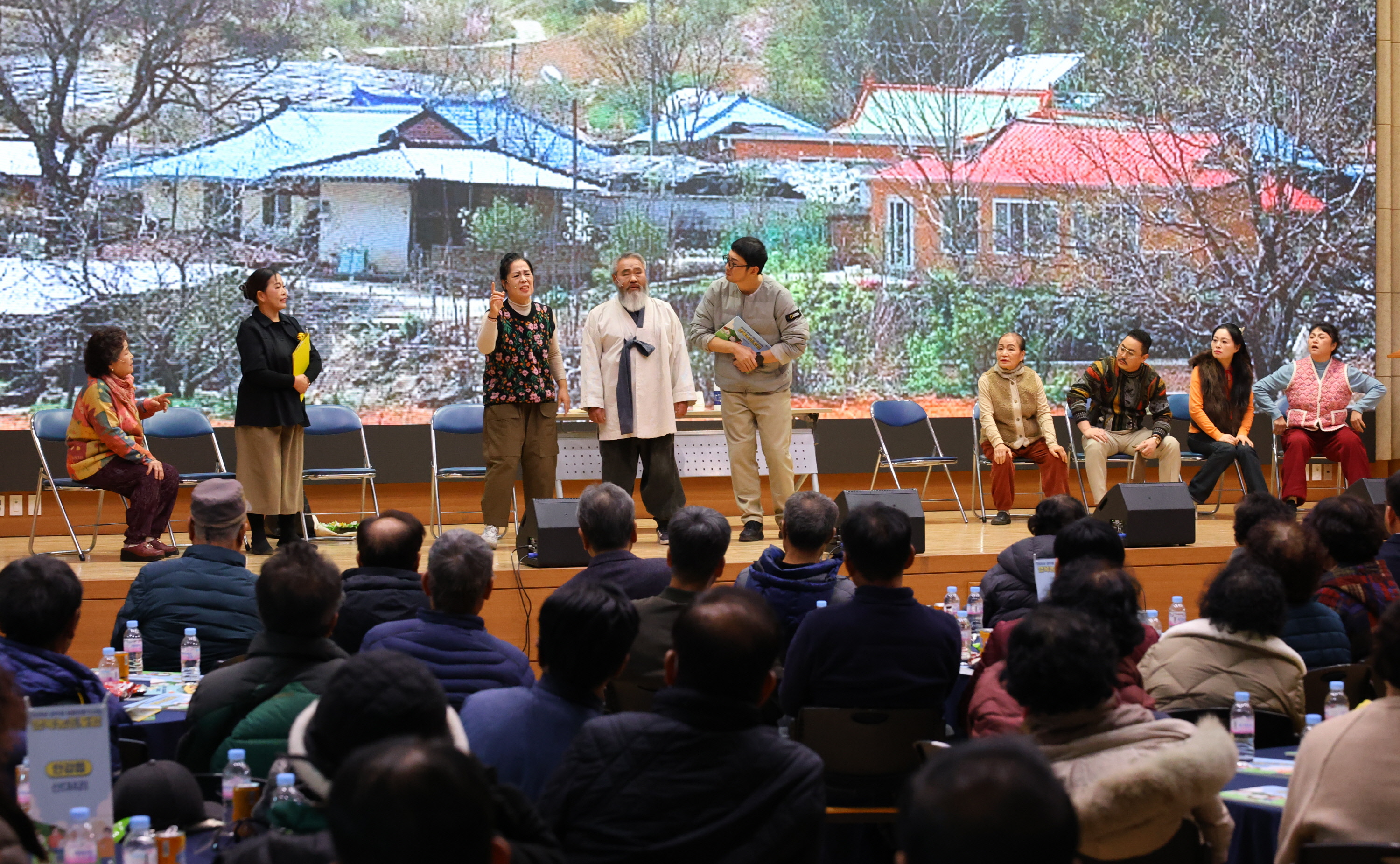 29일 경주시청 알천홀에서 열린 행복농촌포럼에서 에밀레극단이 마을만들기 사업을 주제로 연극을 선보이고 있다.