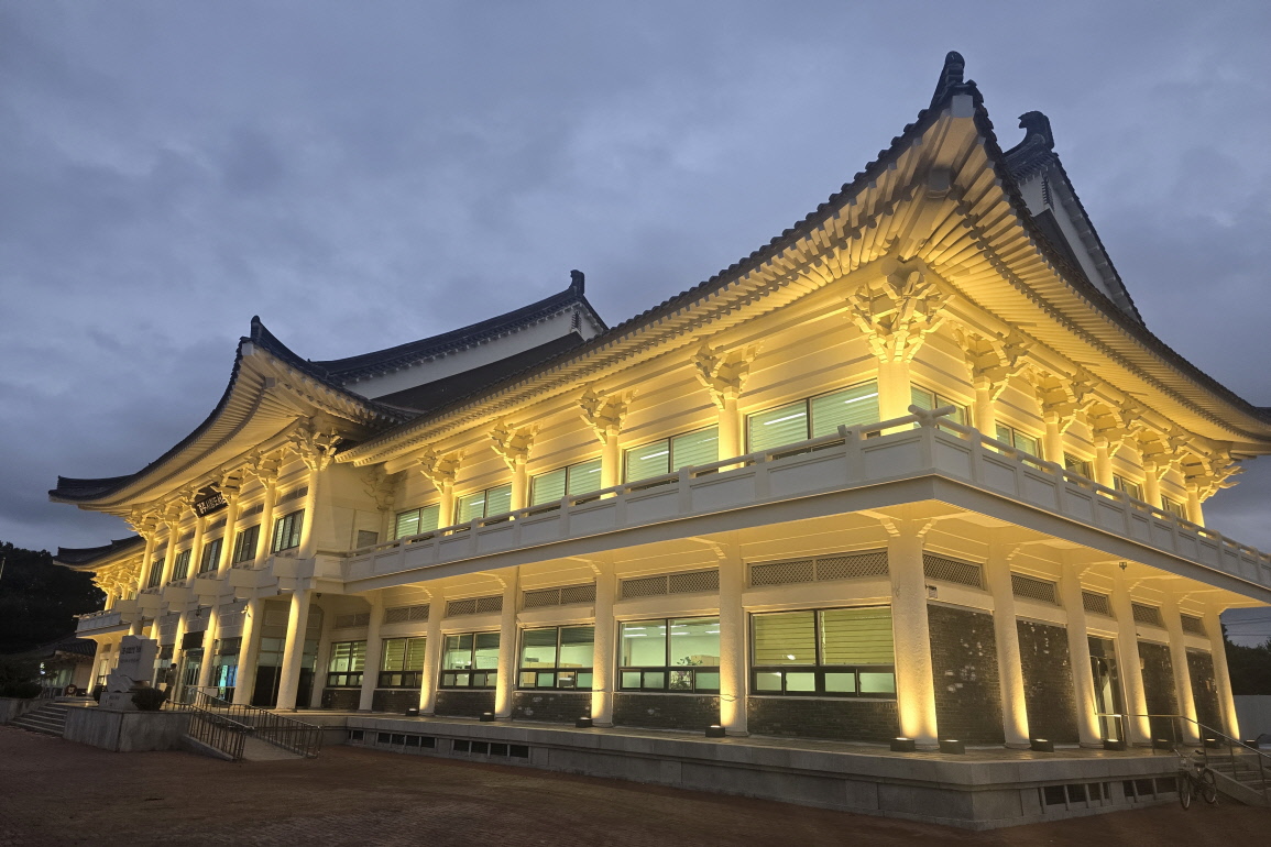 야간 운영을 시작한 경주시 시립도서관 전경