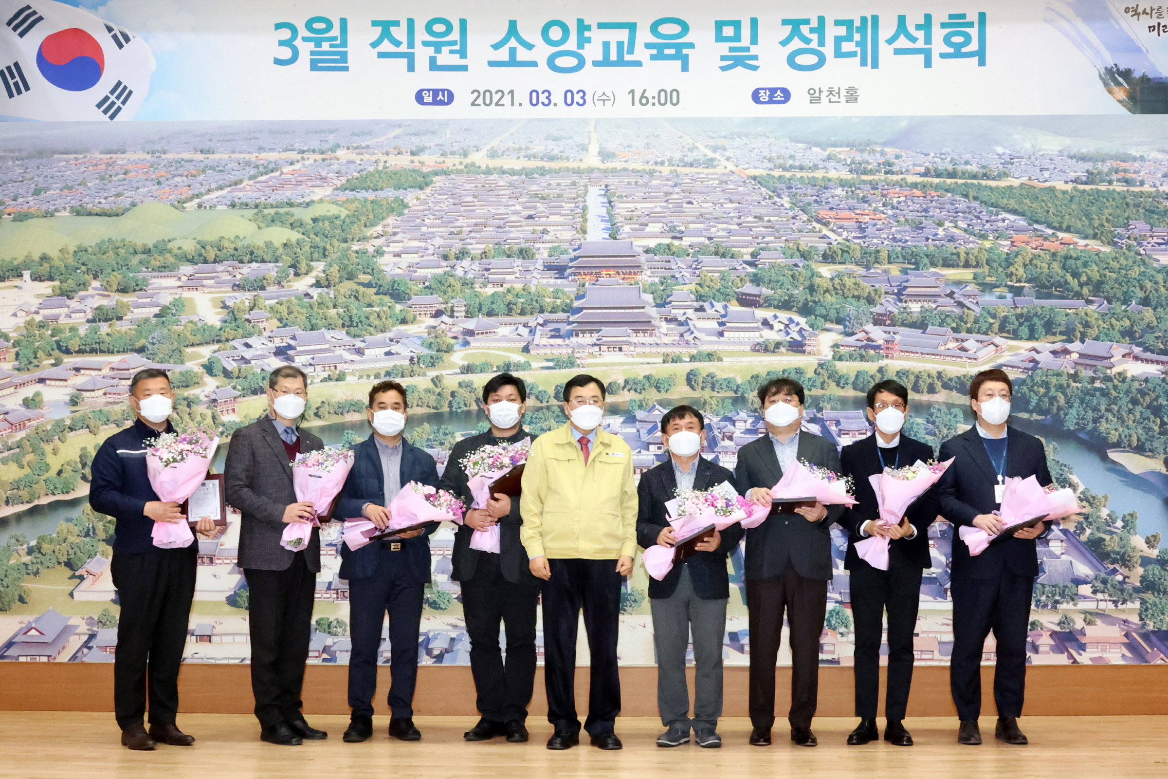 재정확충기여자에게 감사패를 전달한 후 기념촬영