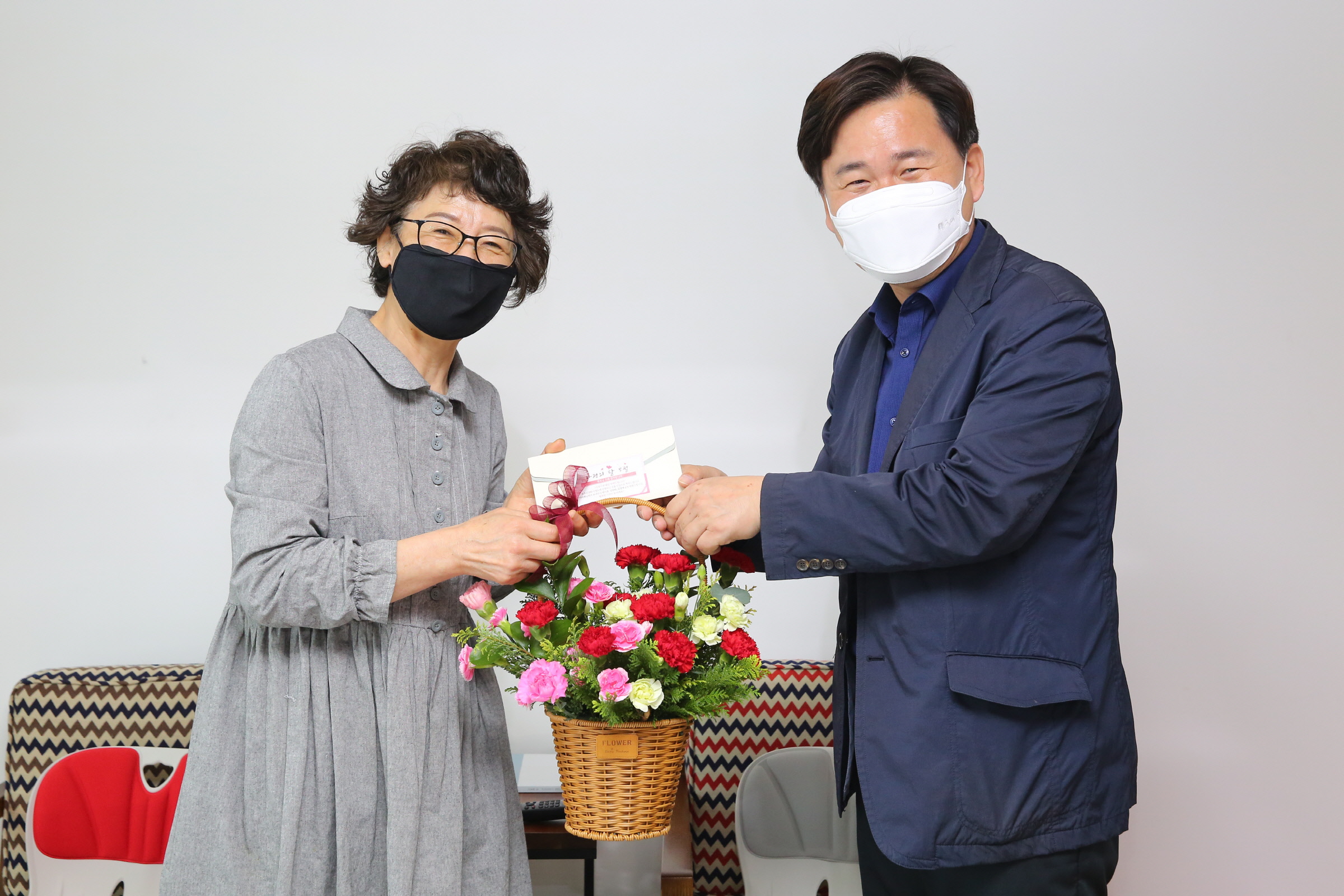 김호진 부시장이 카네이션 꾸러미와 감사편지를 전달하고 있다