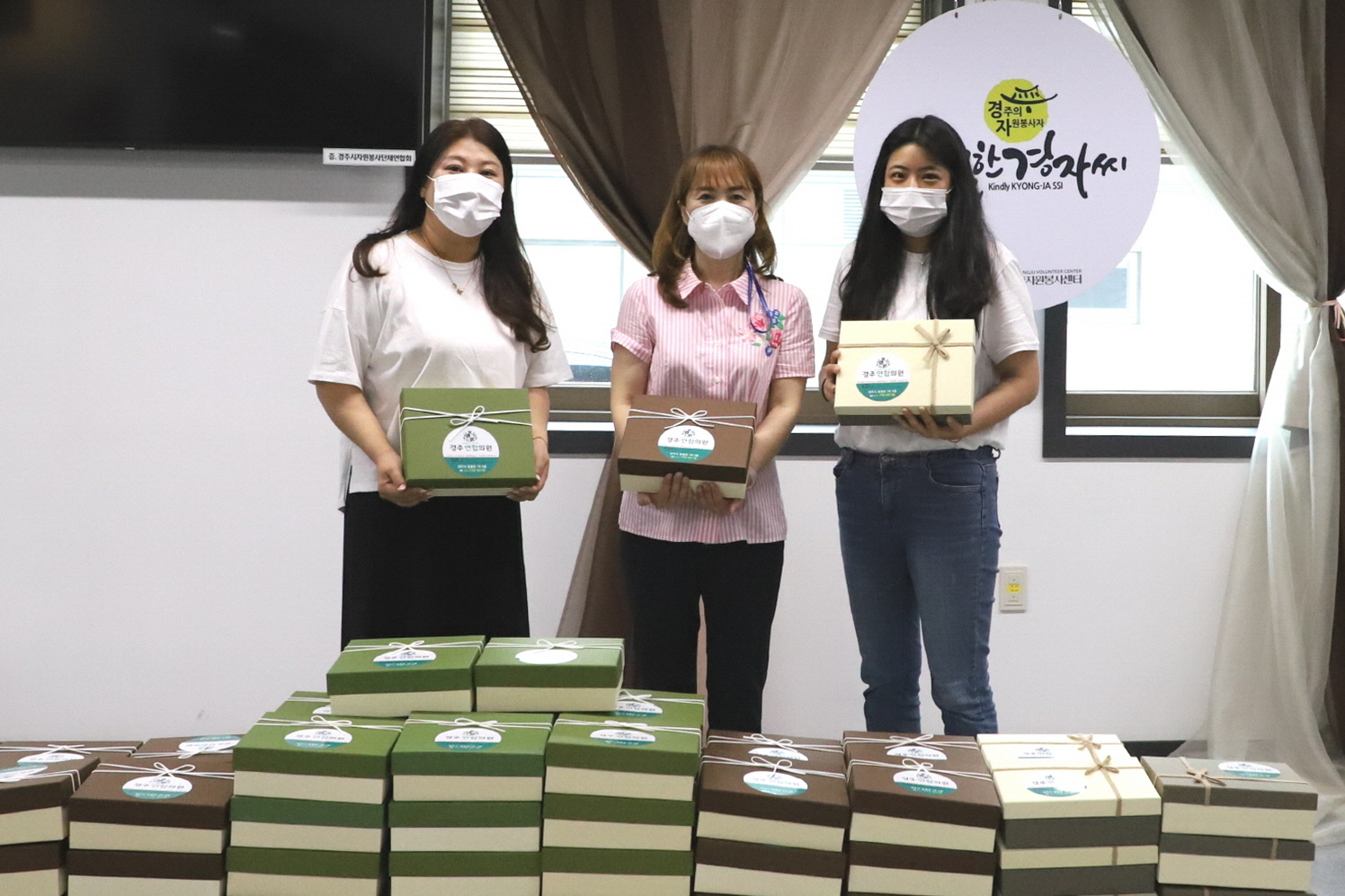 김경희 센터장(중앙)이 자원봉사센터를 방문해 의료키트를 기증하고 사진촬영을 하는 모습
