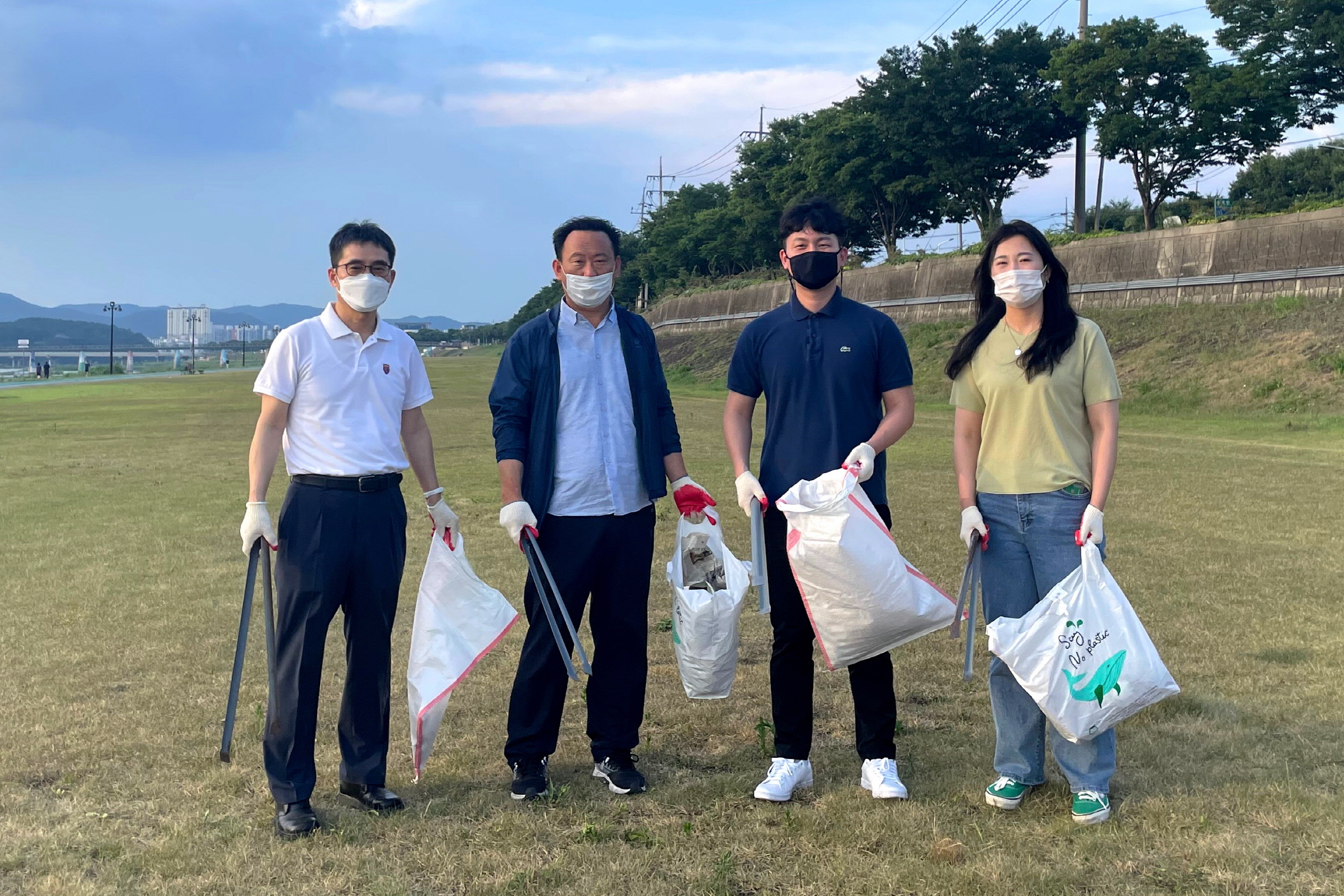 경주시시설관리공단 직원들이 환경정화 활동을 펼치는 모습