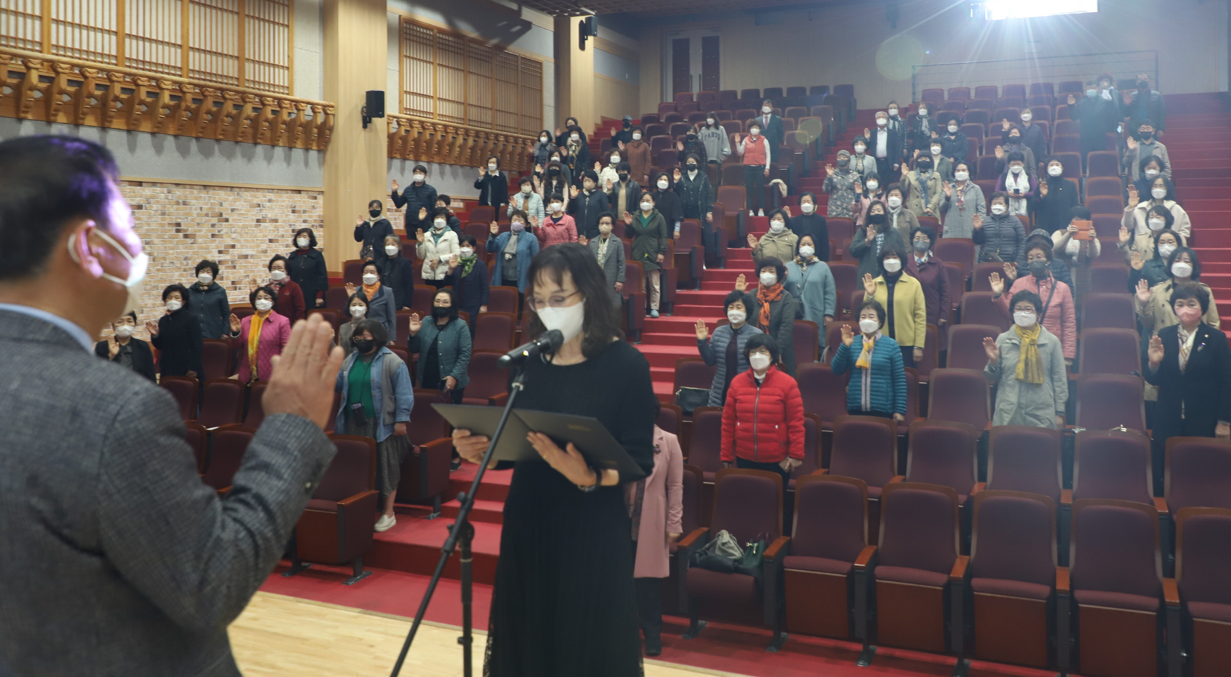 경주시자원봉사단체연합회가 지난달 24일 경주시 화랑마을에서 2022년 정기총회 및 탄소중립실천 서약식을 진행중이다