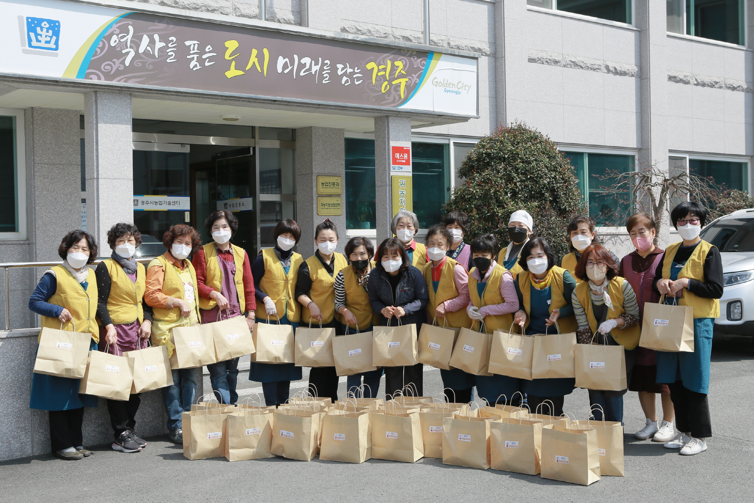 지난 6일 어려운 이웃돕기 반찬 봉사활동에 참여한 경주시 우리음식회연구회 회원들이 직접 준비한 도시락 앞에 두고 기념촬영을 하고 있다