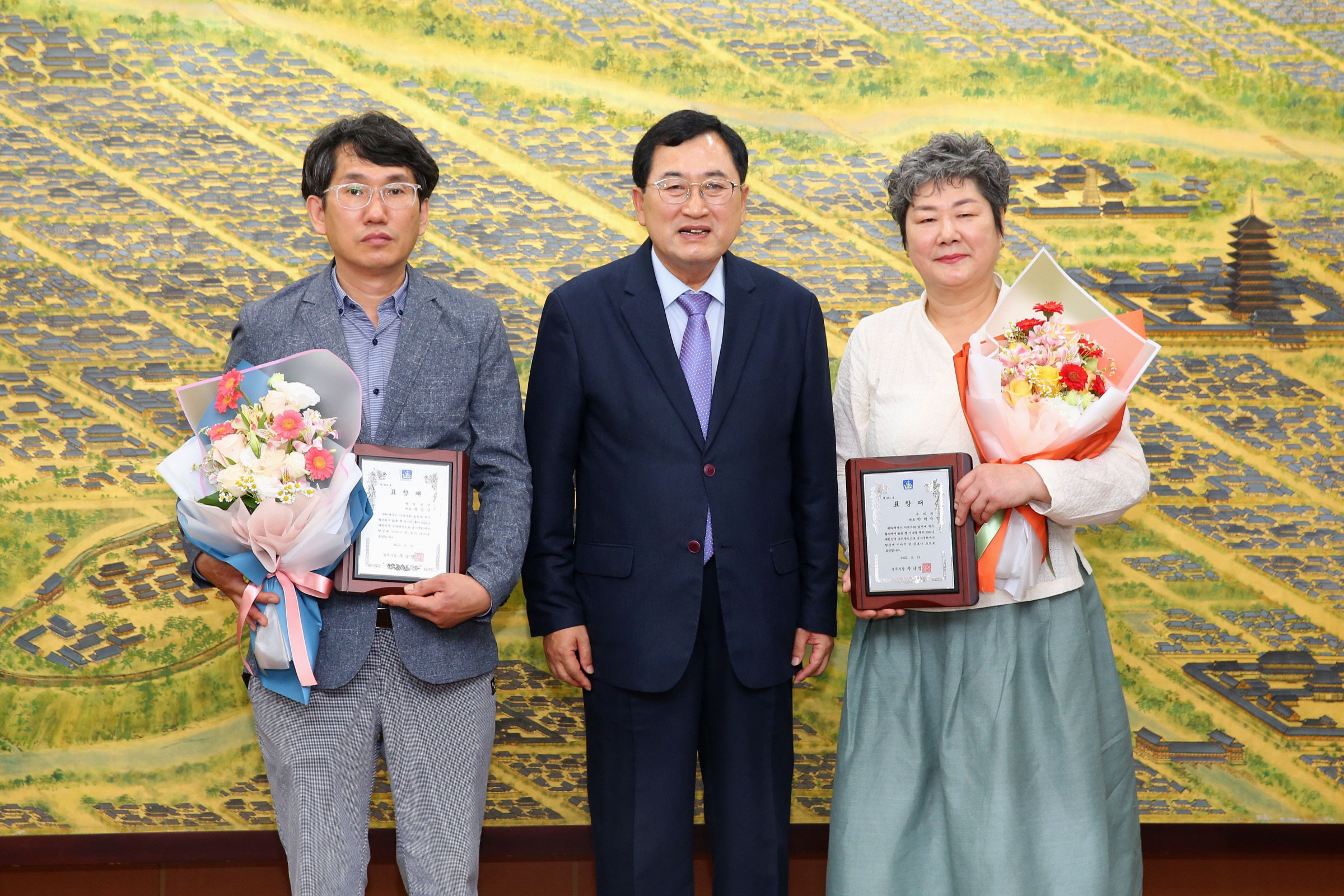 주낙영 경주시장이 ‘2022년 대한민국 조리명인’으로 선정된 경주 출신 2명에게 28일 표창패를 수여하고 기념촬영을 하고 있다