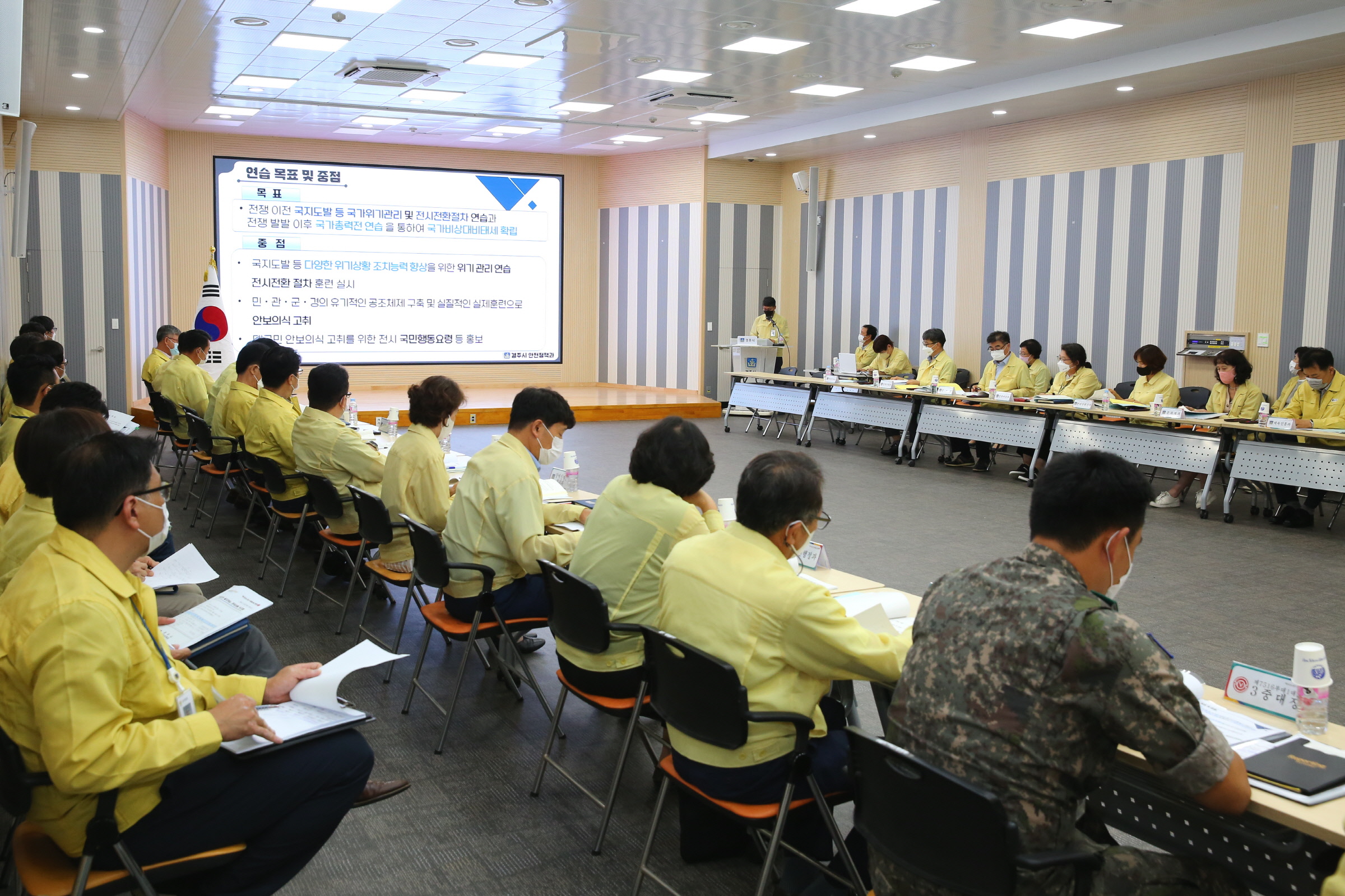 지난 16일 시청 대회의실에서 김호진 부시장 주재 하에 을지연습 준비상황 보고회를 진행하고 있다