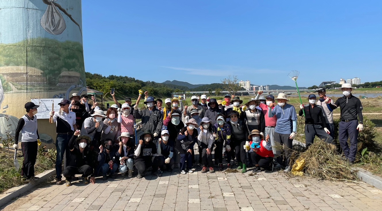 지난 7일 체육청소년과 및 시설관리공단 직원, 경주파크골프협회 회원 등 50여 명이 경주파크골프장 등 주변일대를 환경정비 한 후 기념촬영을 하고 있다