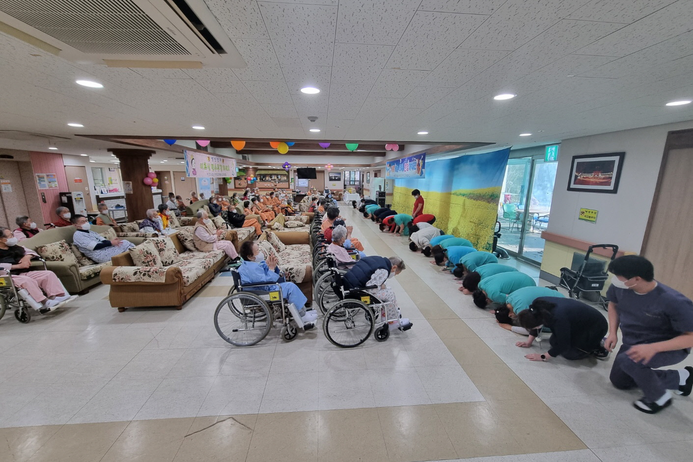 2. 경주시립노인전문요양병원 직원들이 22일 설을 맞아 어르신에게 세배를 드리고 있는 모습.jpg