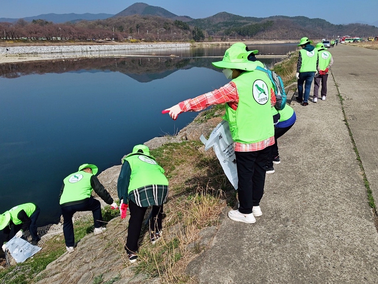 (사)자연보호경주시협의회가 지난 21일 형산강 일원에서 새봄맞이 환경정화활동을 펼치고 있다.