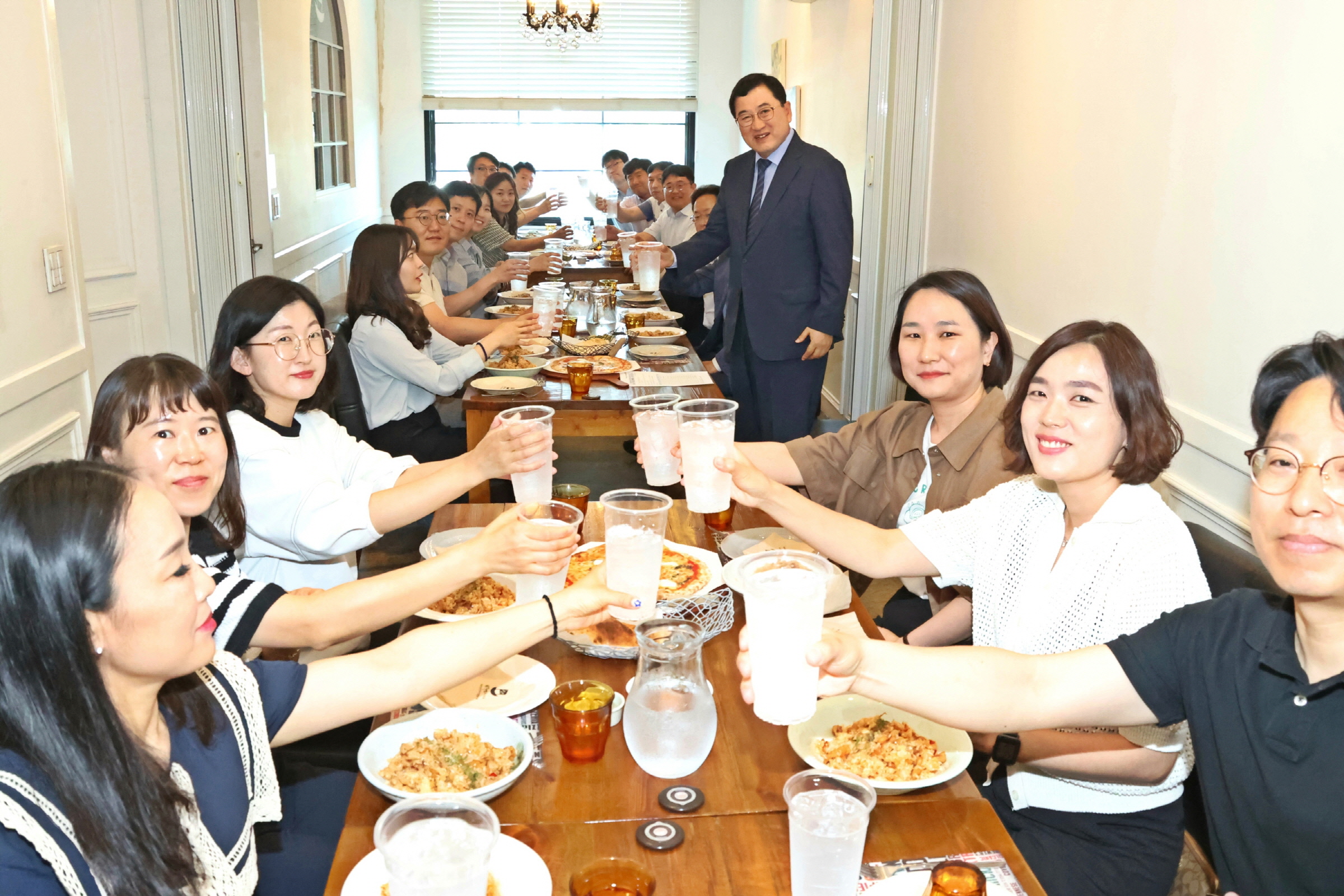 주낙영 경주시장이 가정의 달 5월을 맞아 세 자녀 이상을 둔 소속 공무원 18명을 만나 애로사항을 청취하는 오찬간담회를 갖고 있다.