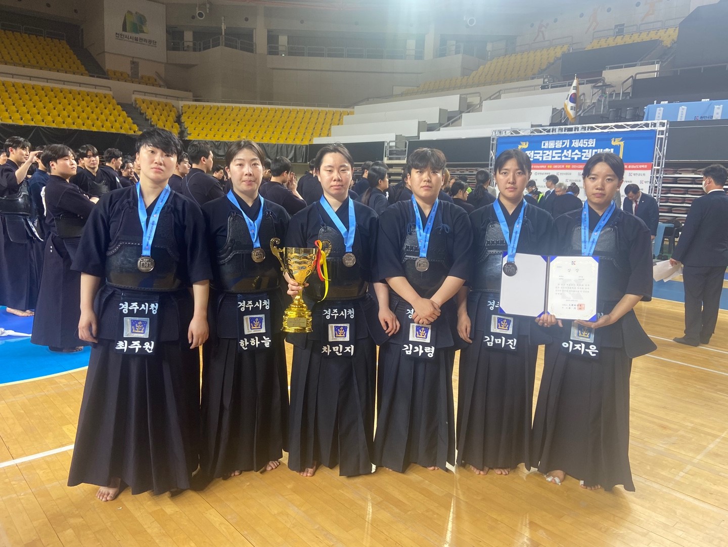 지난 21일 충남 천안 유관순체육관에서 열린 대통령기 제45회 전국검도선수권대회에서 단체전 준우승 후 기념촬영을 하고 있다.