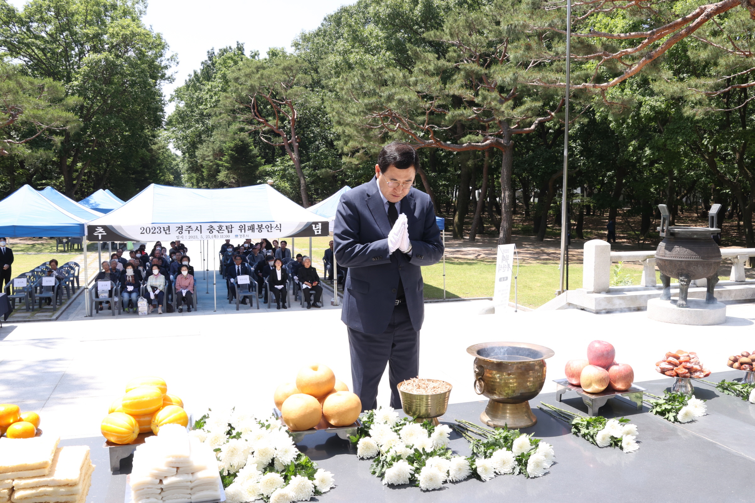 2-1. 주낙영 시장이 25일 충혼탑에 마련된 분향소에서 분향하고 있다..jpg