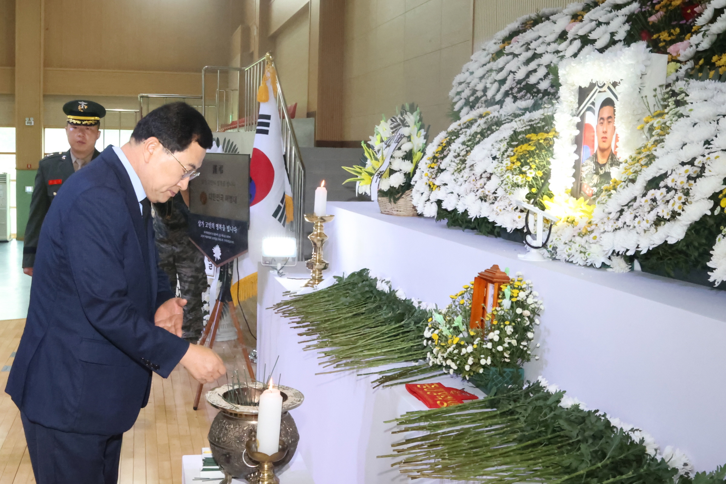 주낙영 경주시장과 간부 공무원들이 21일 오전 해병대 1사단 김대식관에 마련된 고(故) 채수근 상병의 빈소를 찾아 조문하고 있다.