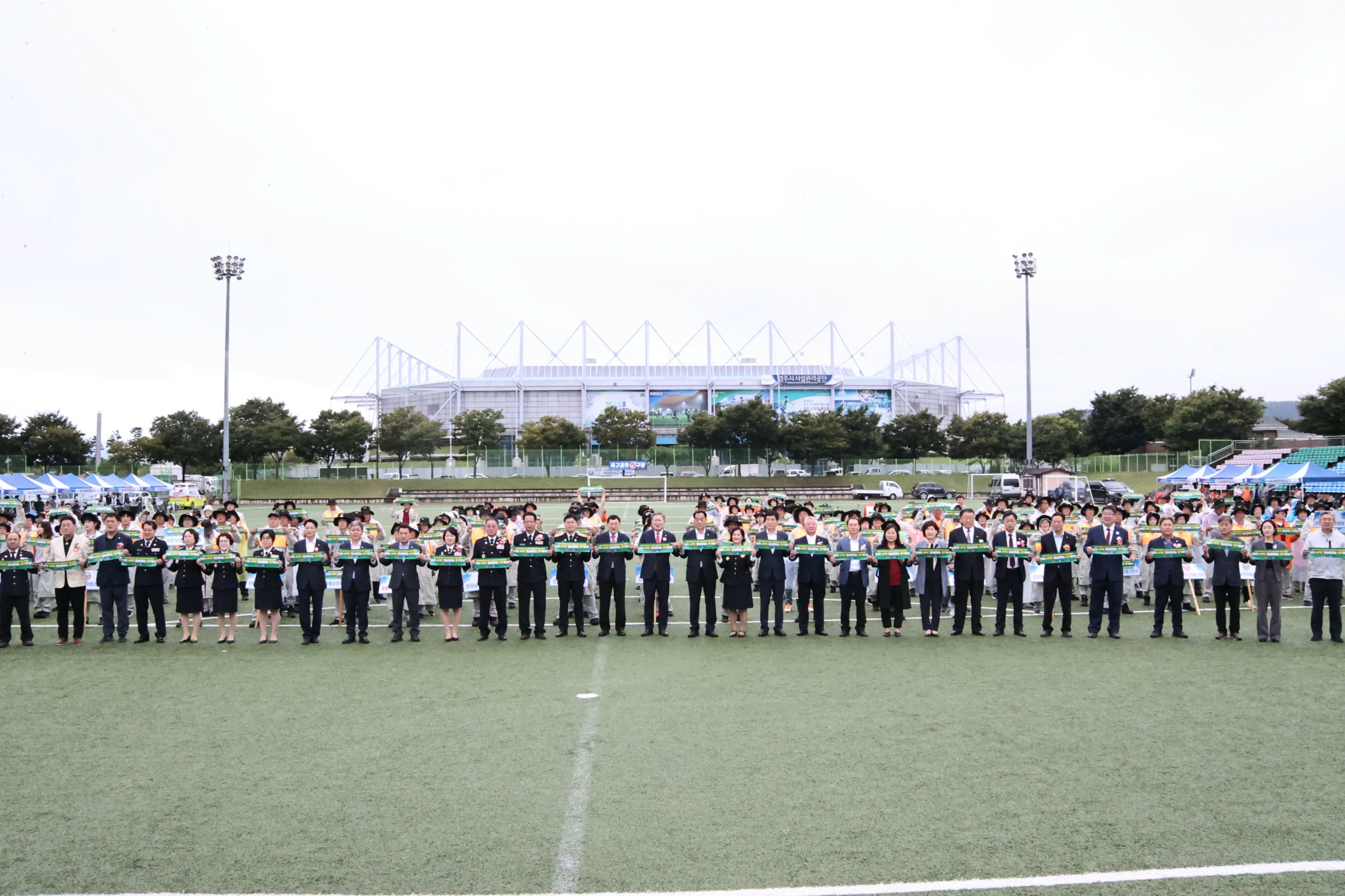 지난 26일 경주소방대 의용소방대연합회가 ‘제25회 의용소방대 기술경연 및 체육대회’를 개최한 가운데 APEC 정상회의 경주유치 기원 퍼포먼스를 펼치고 있다.