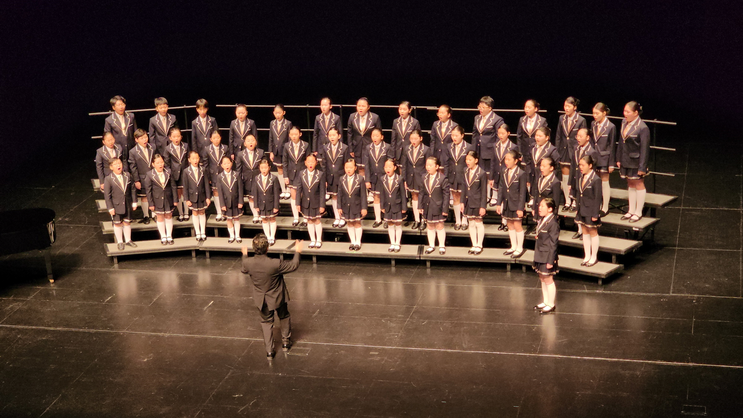 경주시청소년합창단은 10월 18일 제19회 부산국제합창제에 노래를 부르고 있다.