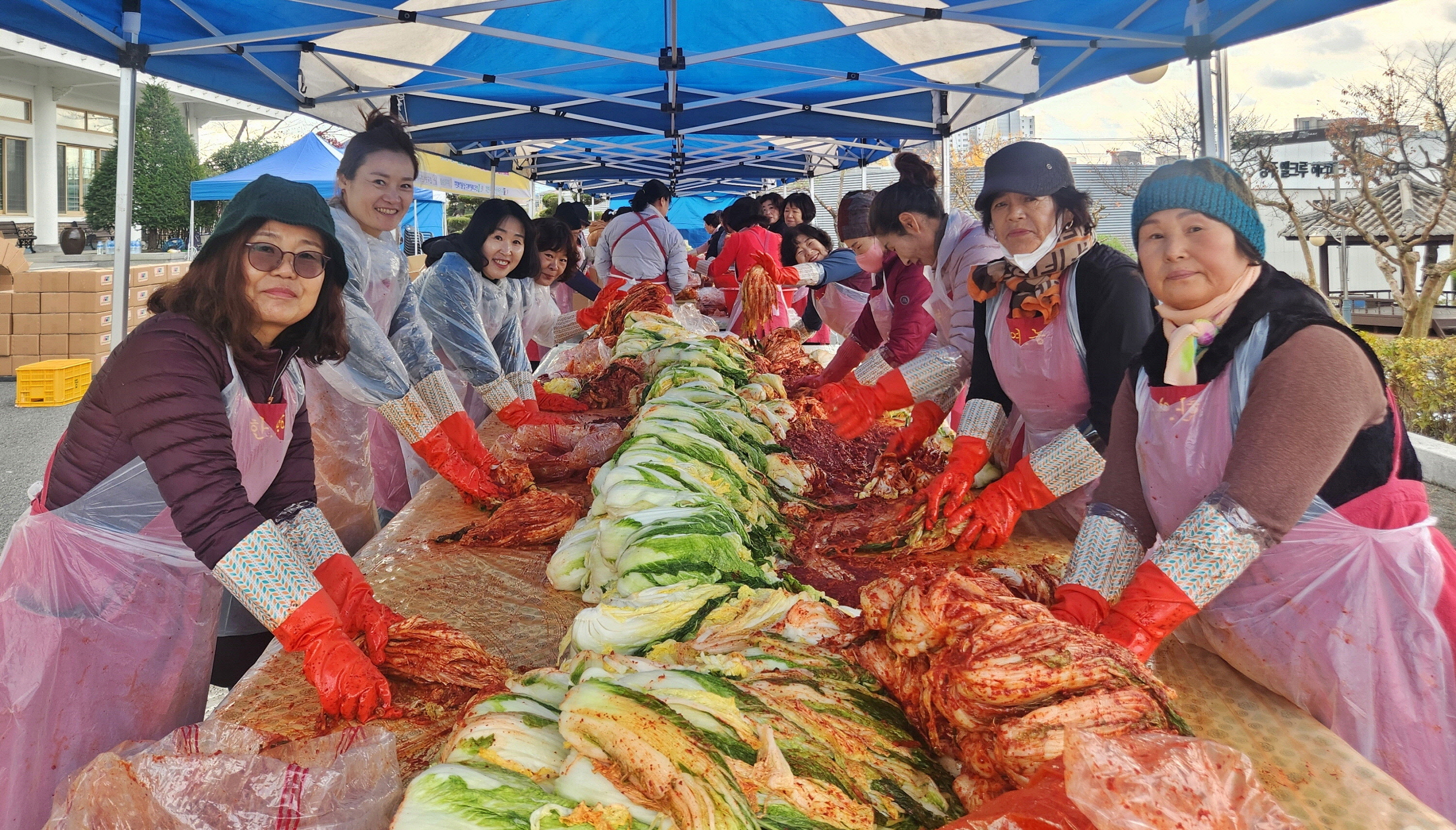 한국여성농업인 경주시연합회는 지난달 27일 농업인회관에서 ‘소외계층 김장 나눔행사’를 개최하고 있다.