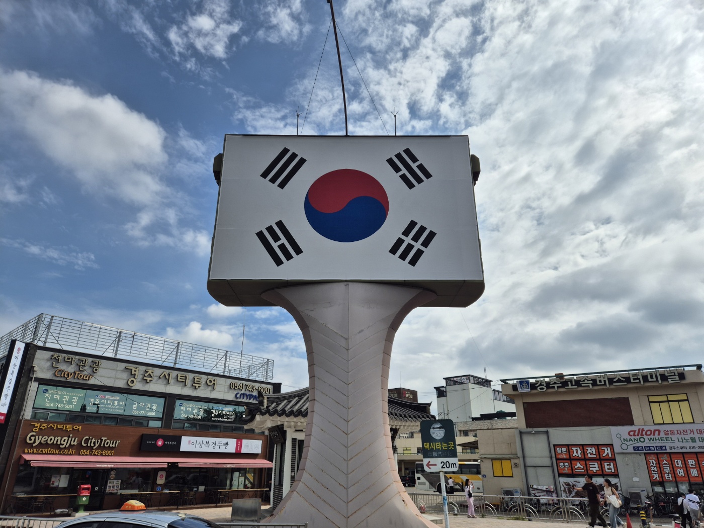 시외버스터미널 옆 전광판에 게양된 대형태극기