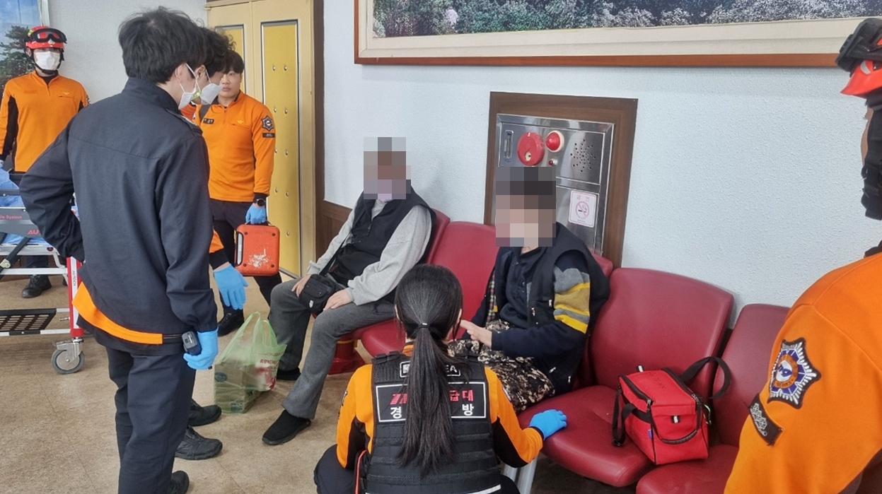 12일 오후 2시께 경주시 외동읍 행정복지센터를 방문한 70대 주민이 갑자기 경련을 일으키며 쓰러지자 119구급대원들이 출동해 상황을 살피고 있는 모습.