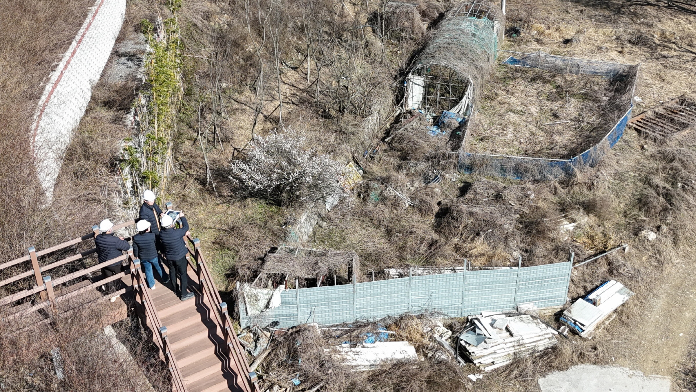경주시 기업투자지원과 직원들을 포함한 민간 합동 점검반이 이달 해빙기를 맞아 산업단지 안전 점검을 실시하고 있다.