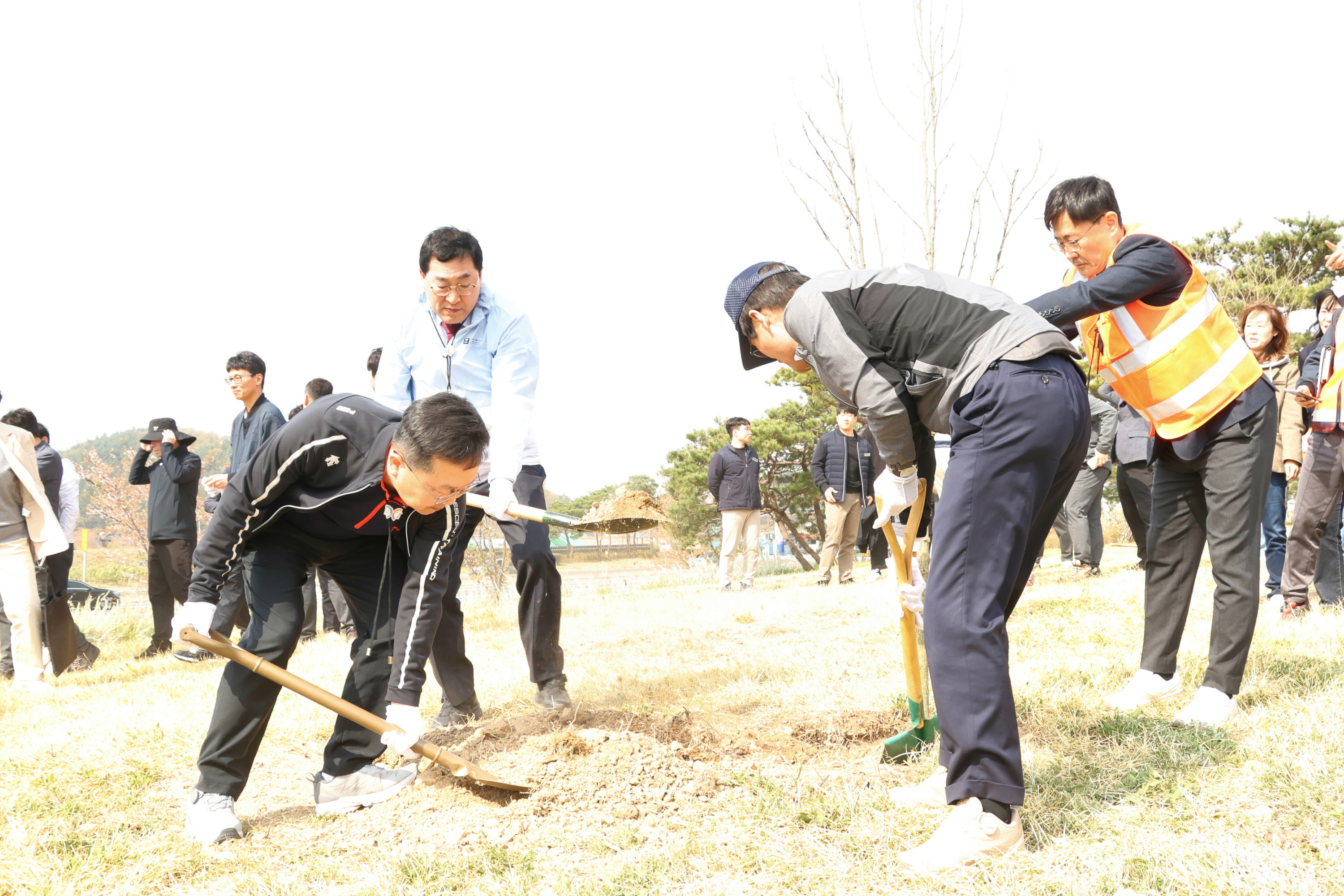 주낙영 경주시장이 지난 9일 제80회 식목일을 맞아 한국도로공사와 함께 경주나들목에서 나무심기 행사에 참여하고 있다
