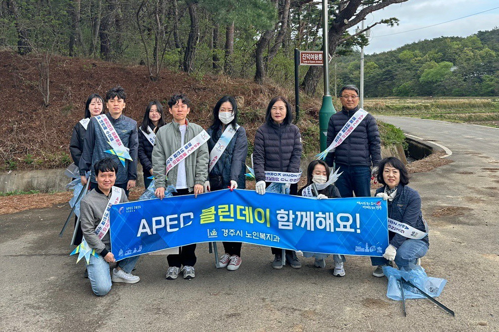 노인복지과 직원들이 환경정비를 실시했다.