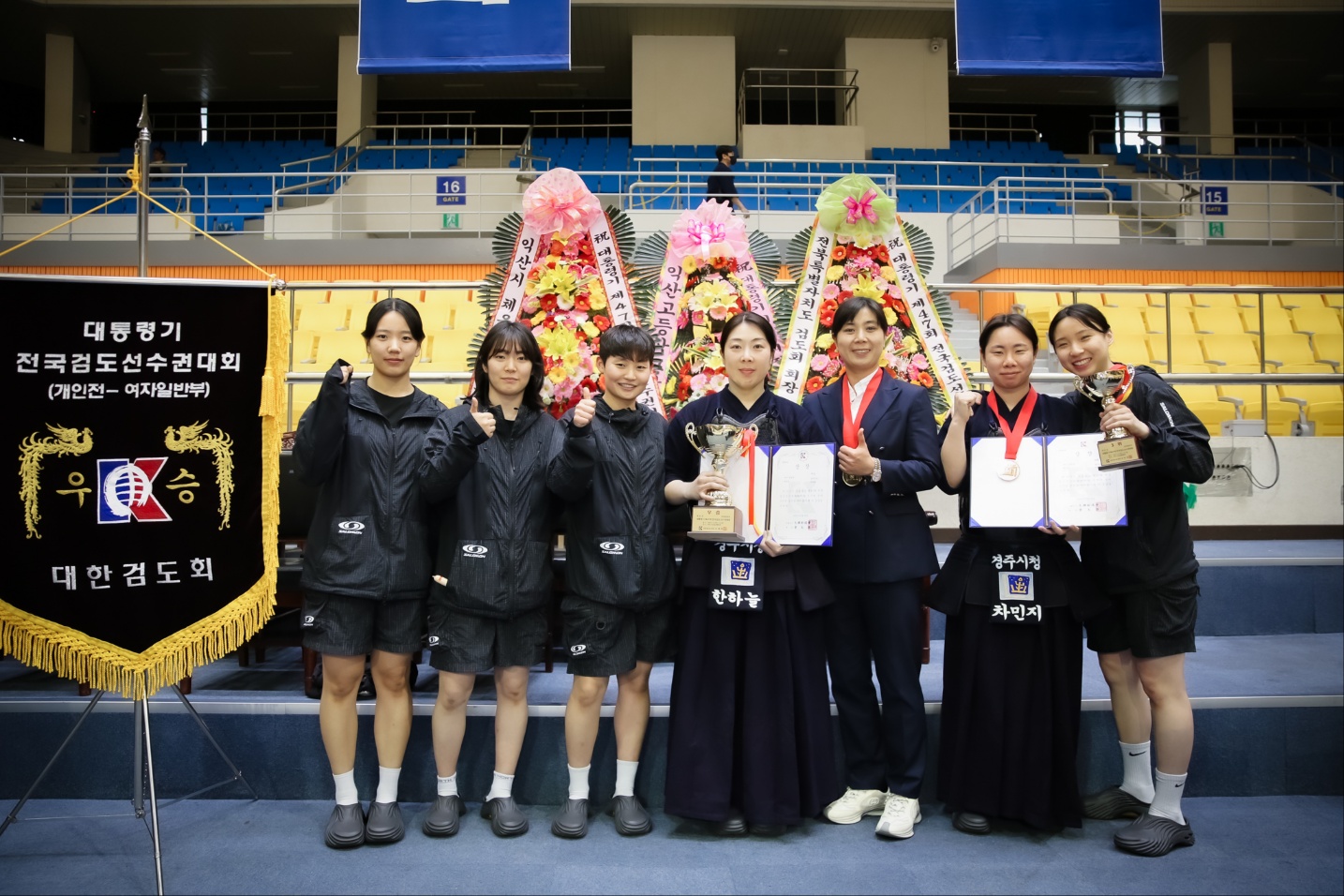 단체사진(좌측부터 이지은, 김민지, 김유정, 한하늘, 박연정, 차민지, 전세영)