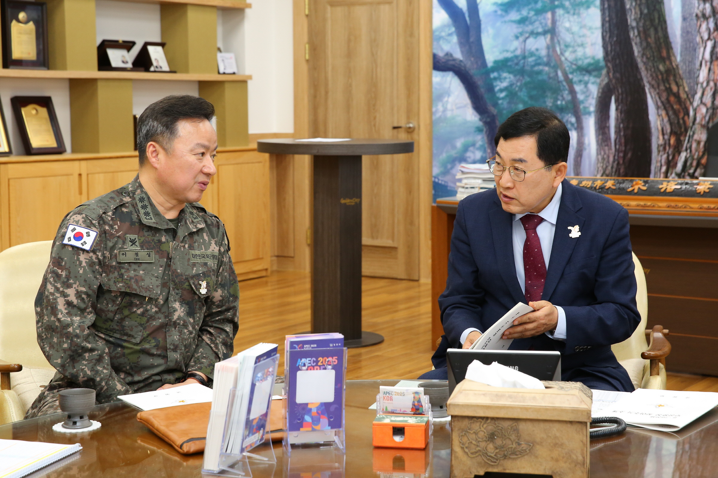 경주시는 20일 시청 대외협력실에서 ‘6.25전쟁 무공훈장 찾아주기 조사단’과 환담을 가졌다