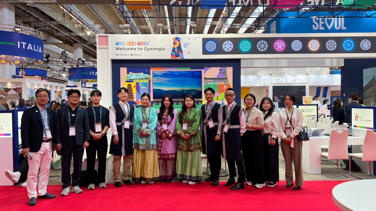 IMEX Frankfurt 2025 특별홍보관에서 관계자들이 기념촬영을 하고 있다. (사진=경주화백컨벤션뷰로 제공)