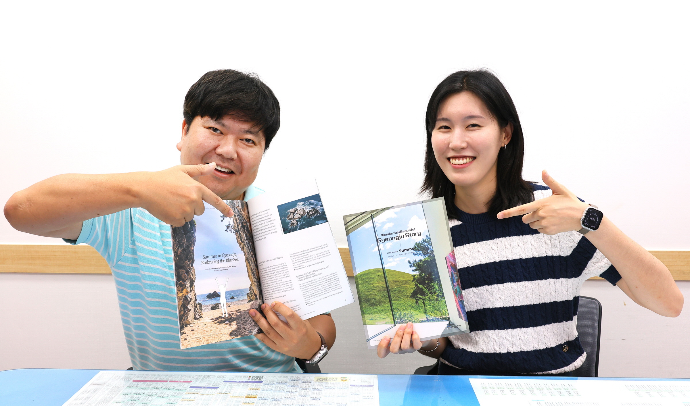 경주시청 직원들이 시정소식지 여름호 영문판을 홍보하고 있다.