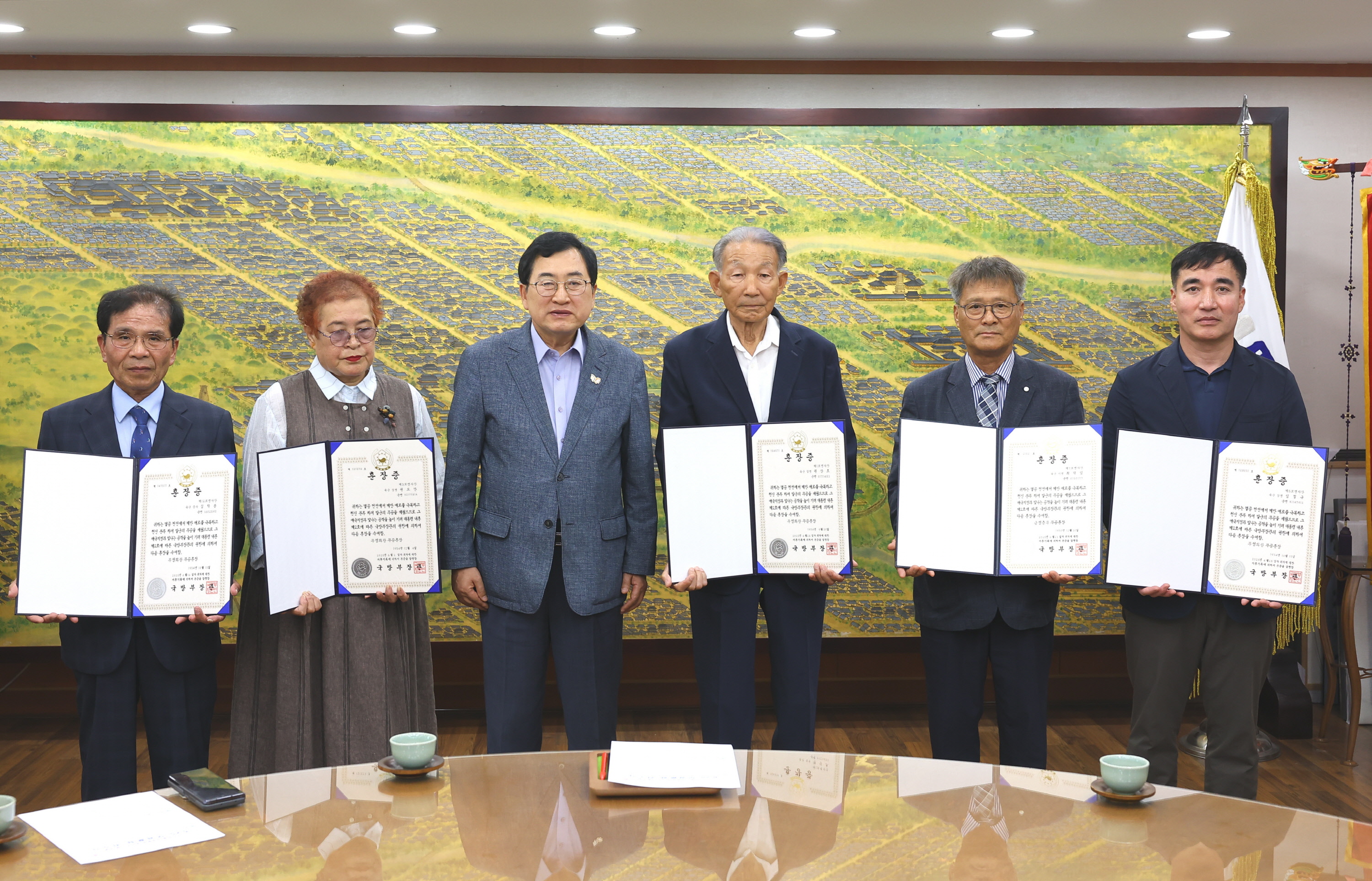 8일 오후, 경주시청 청사 내 대외협력실에서 열린 6·25전쟁 무공훈장 전수식 후 주낙영 시장과 유족들이 단체사진을 촬영하고 있다.