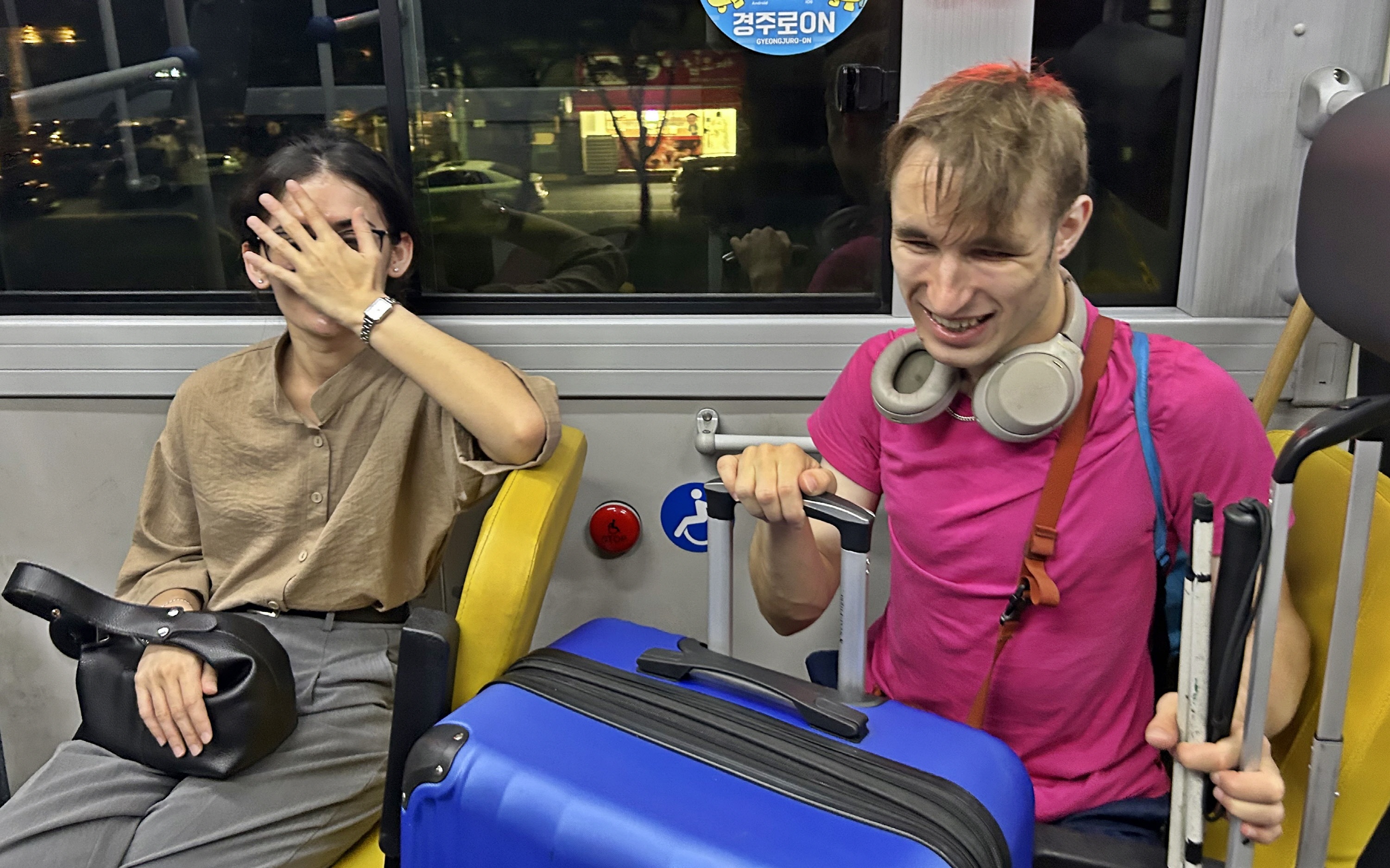 지난 1일 밤, 경주 도심을 운행하던 51번 버스 안에서 KTX 경주역으로 향하던 외국인 남녀 승객이 자리에 앉아 있다. 김수찬 기사가 역까지 데려다주겠다고 하자, 두 사람은 안도한 듯 고개를 끄덕이고 있다. (사진 = 경주시 내남면 강호지 산업팀장 제공)