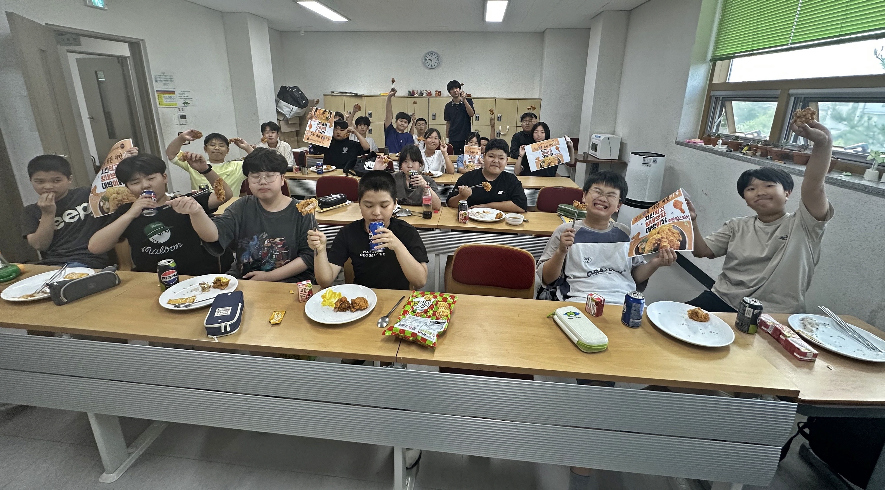 맘스터치 경주안강점의 기부로 마련된 간식을 즐기고 있는 안강청소년문화의집 청소년들.